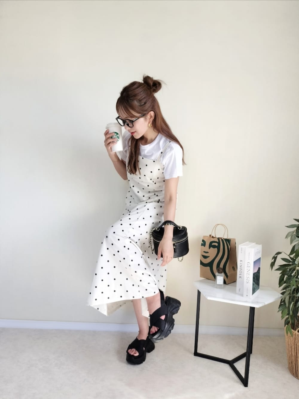 ホワイト系のワンピースを着用したレディースの夏コーディネートの2枚目の写真