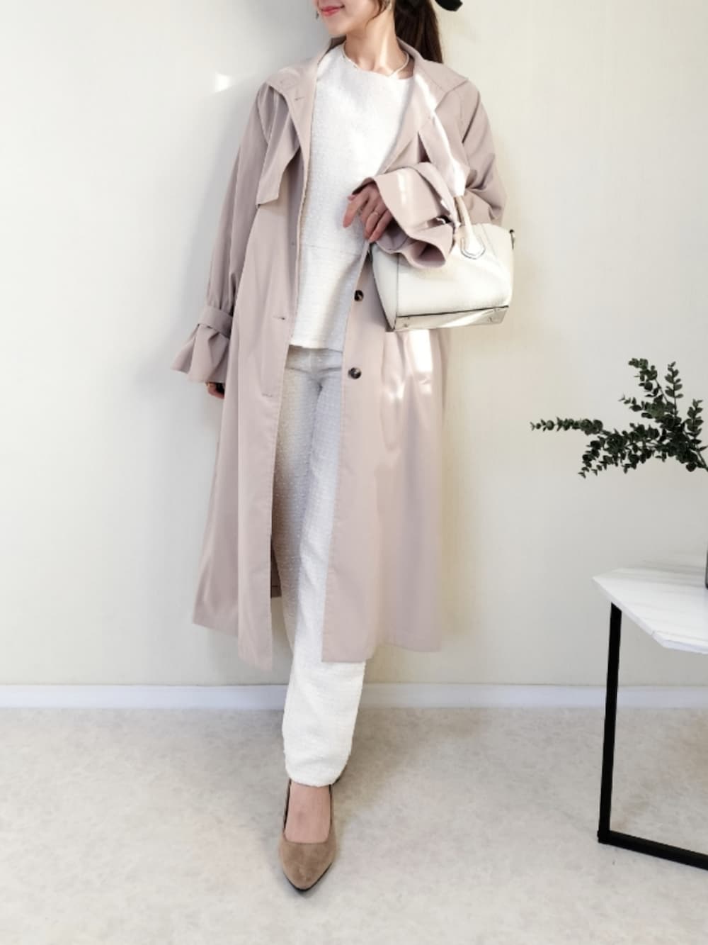 その他のハンドバッグ、ホワイト系のスーツセットを着用したレディースの冬コーディネートの3枚目の写真