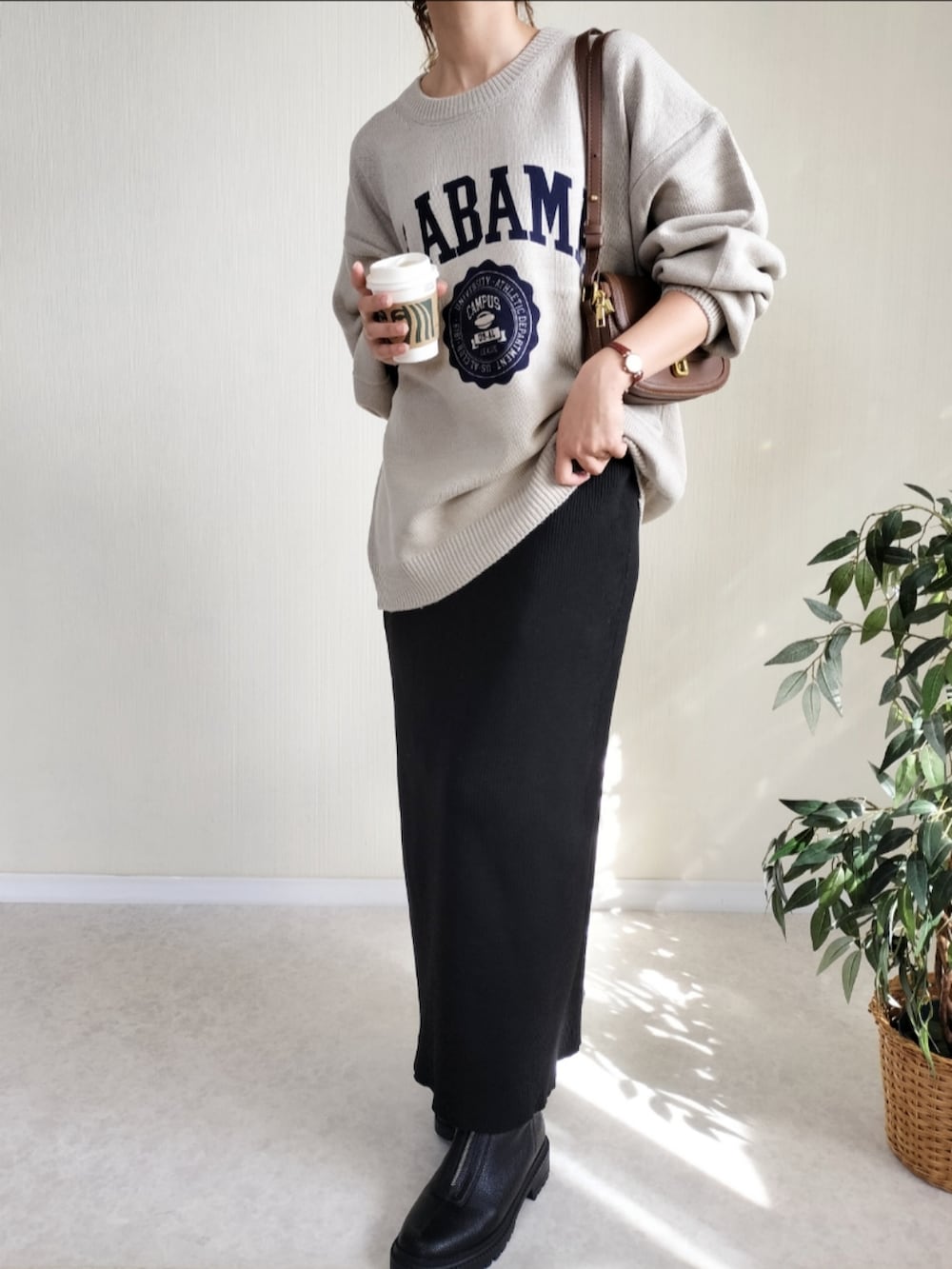 ベージュ系のニット/セーターを着用したレディースの秋コーディネートの2枚目の写真