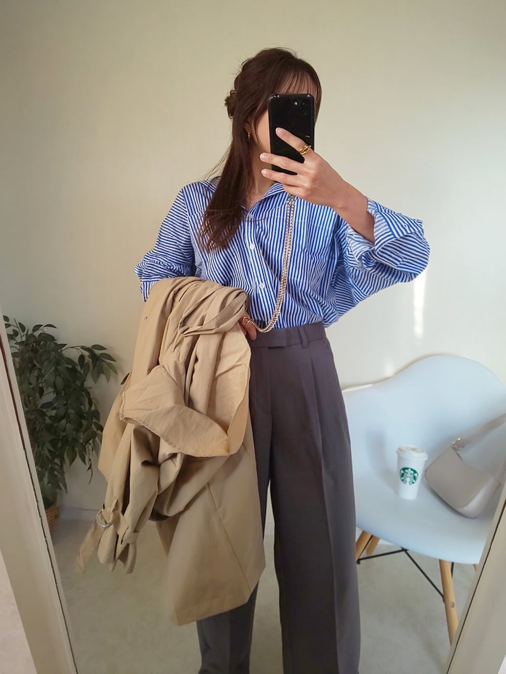 ブルー系のシャツ/ブラウス、ブラック系のスニーカーを着用したレディースの春コーディネートの2枚目の写真