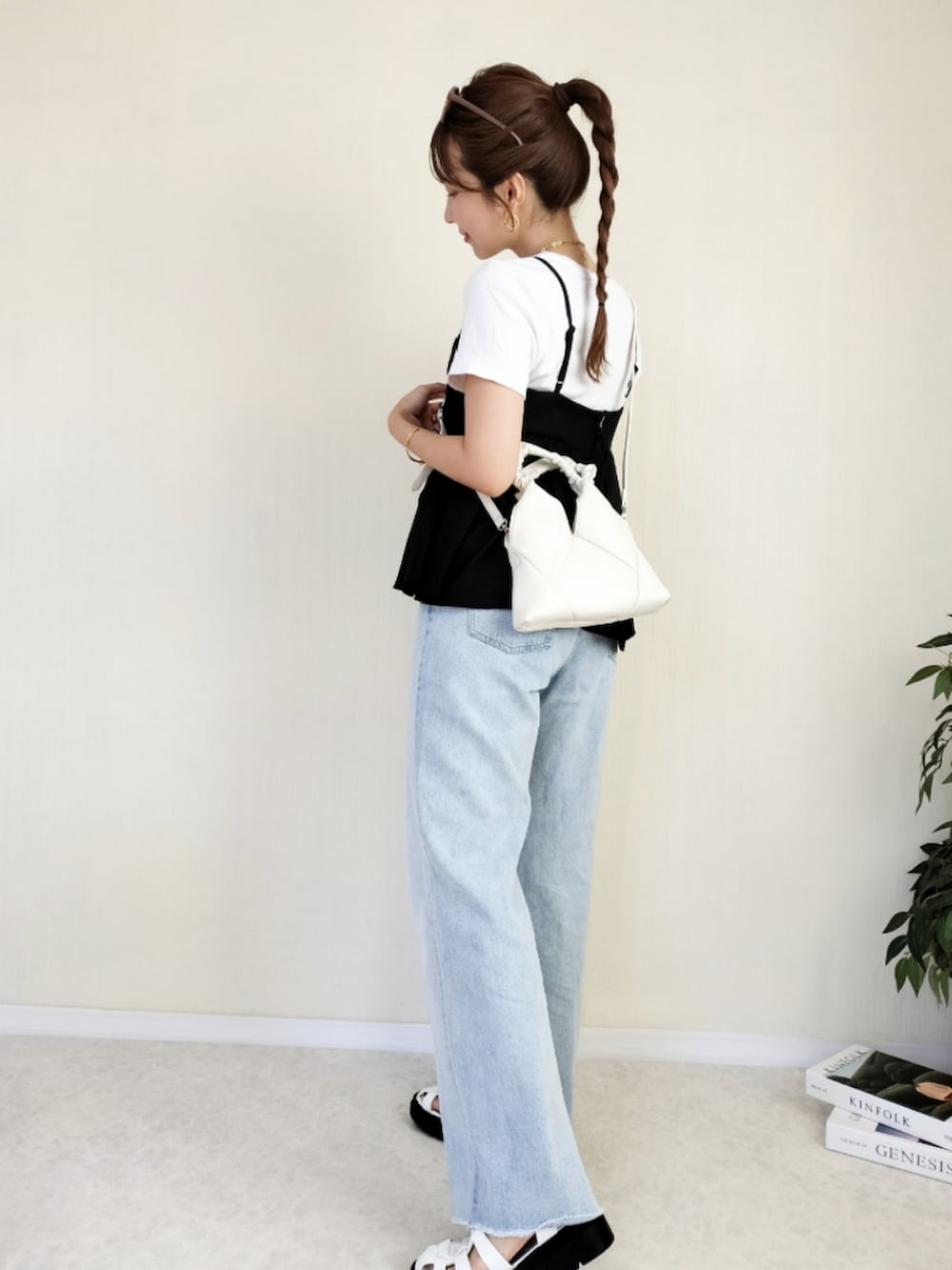 ホワイト系のショルダーバッグ、ブラック系のキャミソールを着用したレディースの夏コーディネートの3枚目の写真