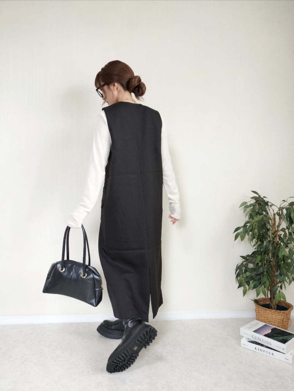 ブラック系のハンドバッグ、ブラック系のワンピースを着用したレディースの夏コーディネートの4枚目の写真