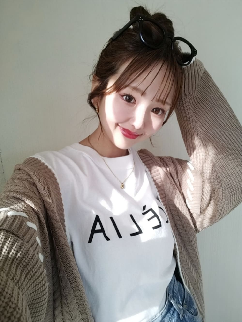 その他のTシャツ/カットソー、ブラウン系のカーディガン/ボレロを着用したレディースの冬コーディネートの4枚目の写真