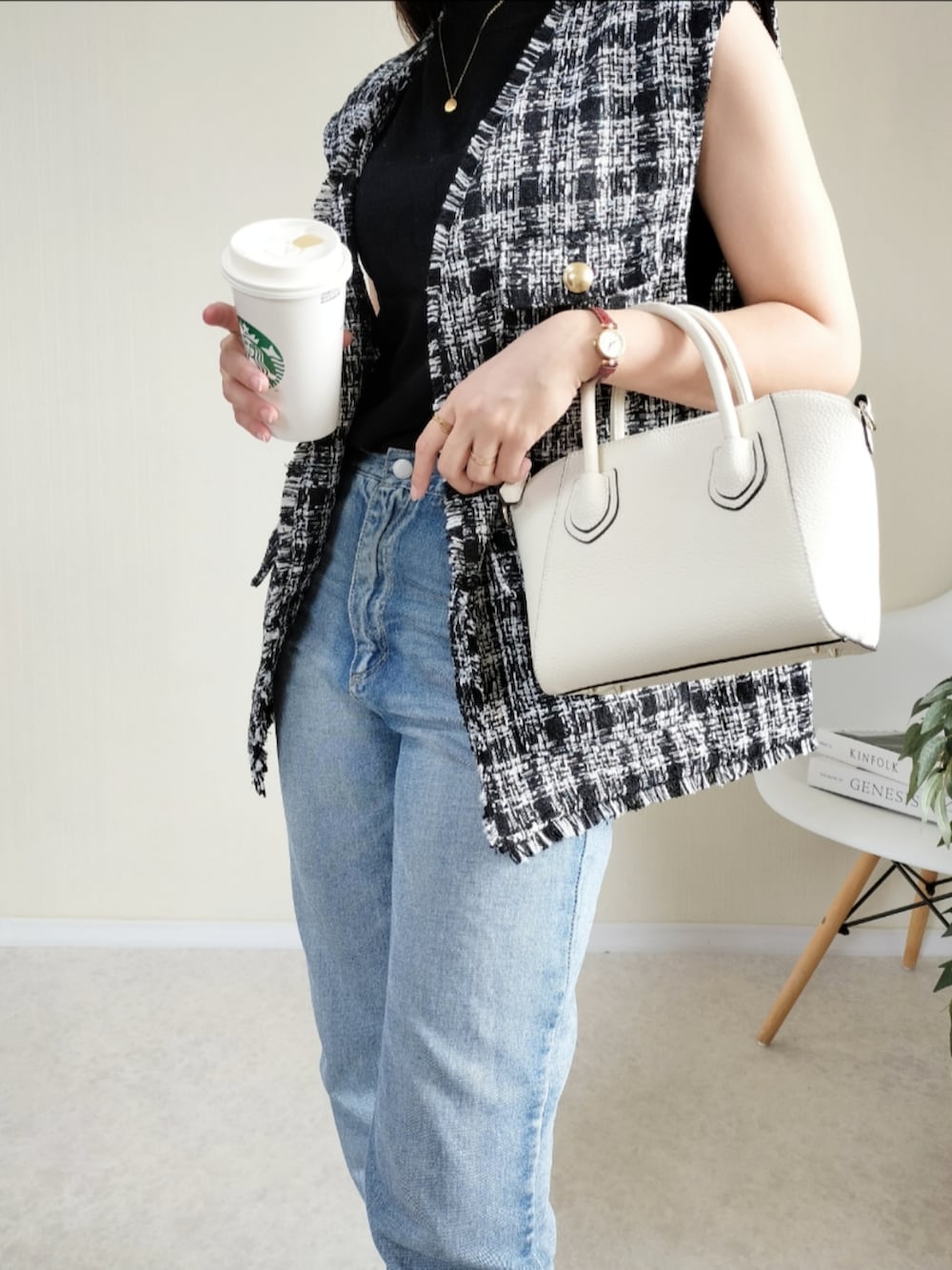 ブラック系のベスト、その他のハンドバッグを着用したレディースの秋コーディネートの3枚目の写真