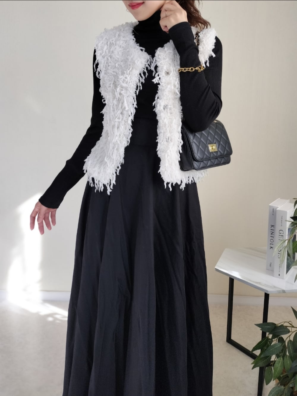 ホワイト系のトップスを着用したレディースの秋コーディネートの3枚目の写真