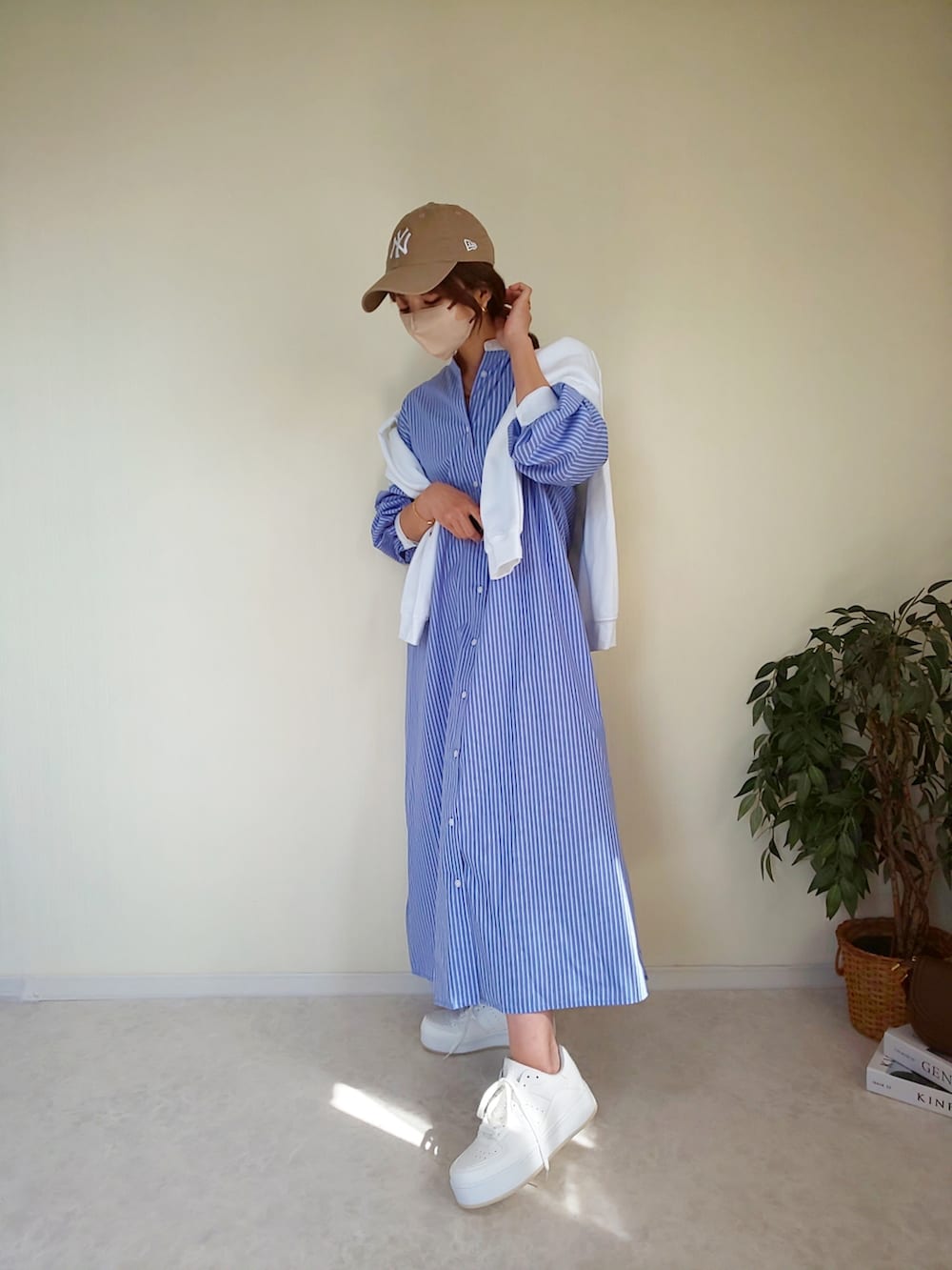 ホワイト系のスウェット、ホワイト系のスニーカーを着用したレディースの春コーディネートの3枚目の写真