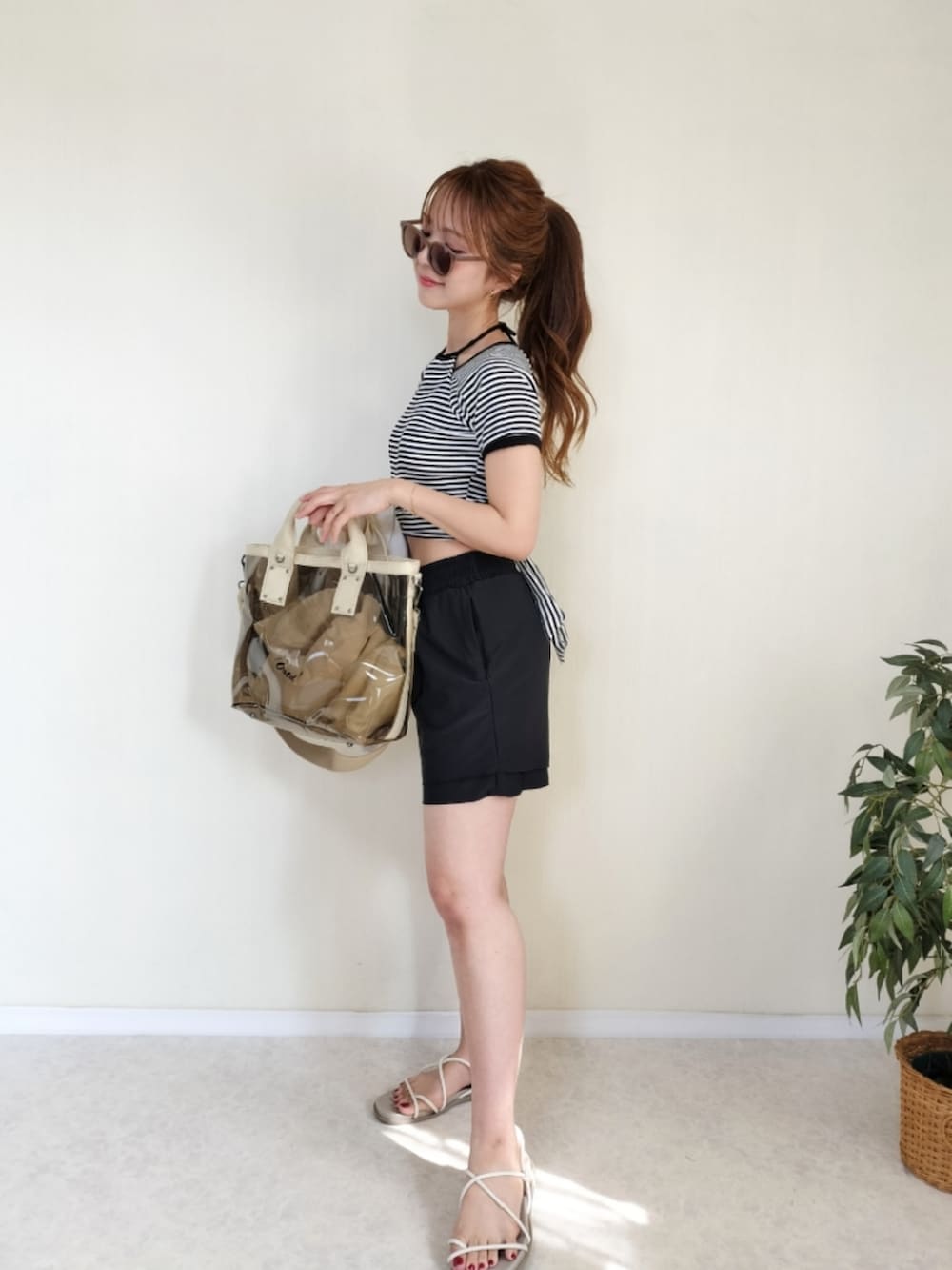 ベージュ系のトートバッグ、ブラック系の水着を着用したレディースの春コーディネートの3枚目の写真