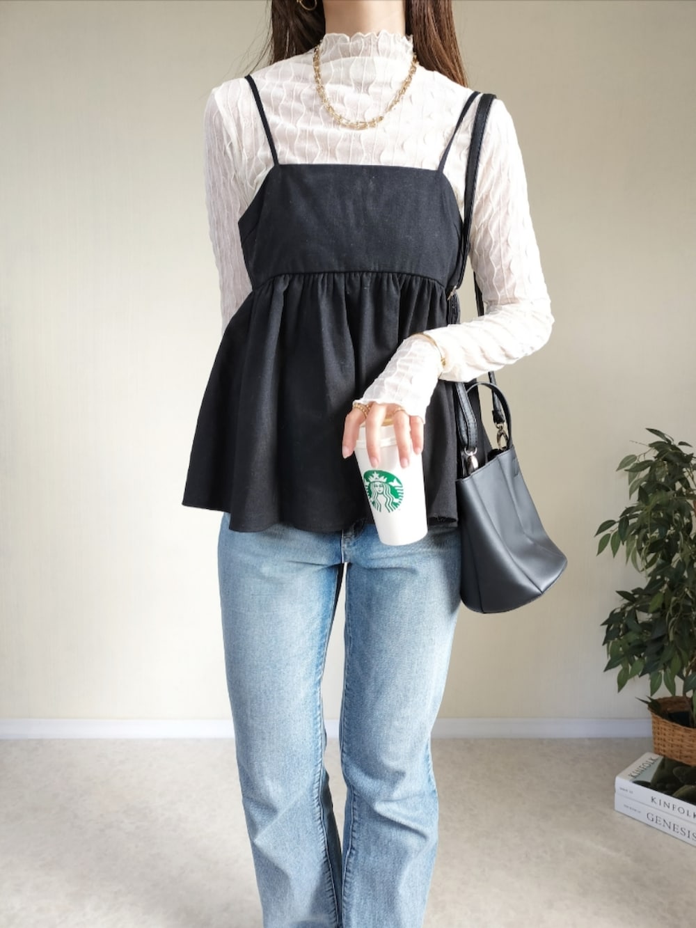 ブラック系のキャミソール、ホワイト系のTシャツ/カットソーを着用したレディースの秋コーディネートの3枚目の写真