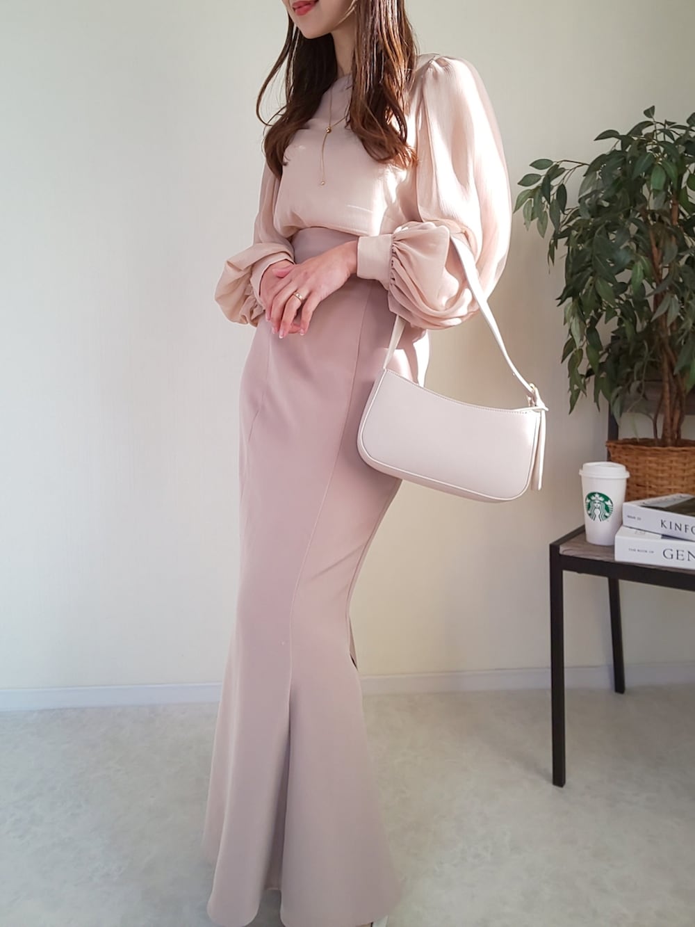 ベージュ系のシャツ/ブラウス、ベージュ系のスカート、その他のショルダーバッグを着用したレディースの春コーディネートの2枚目の写真