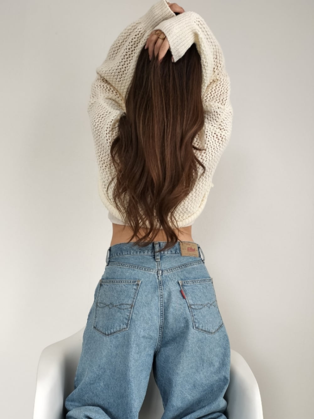 ブルー系のデニムパンツを着用したレディースの春コーディネートの2枚目の写真