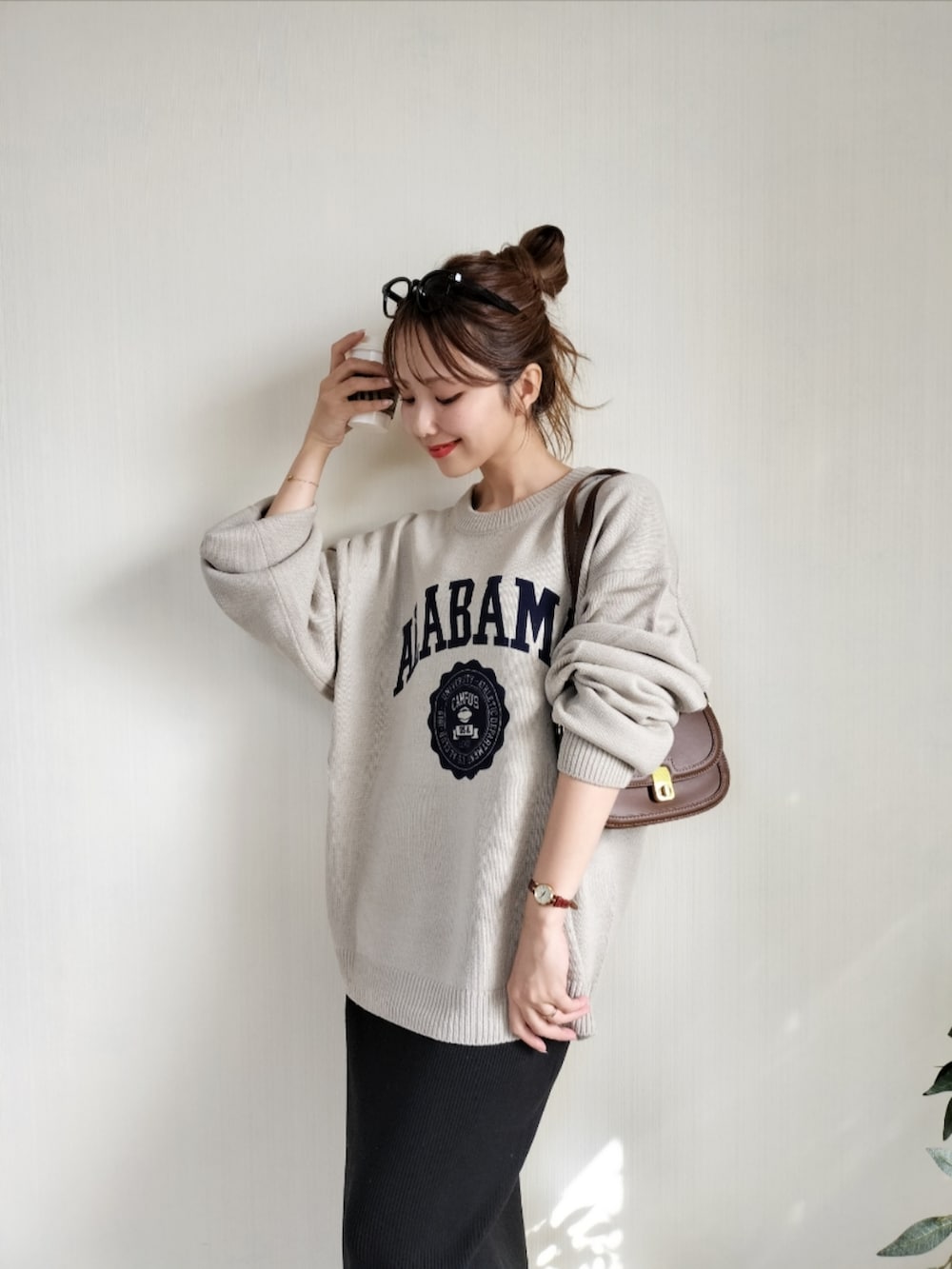 ベージュ系のニット/セーターを着用したレディースの秋コーディネートの3枚目の写真