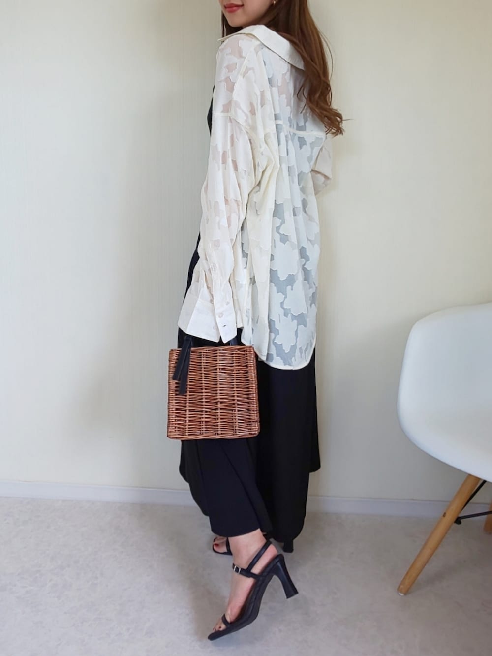 ブラック系のワンピース、ホワイト系のシャツ/ブラウス、ゴールド系のアナログ腕時計を着用したレディースの春コーディネートの4枚目の写真