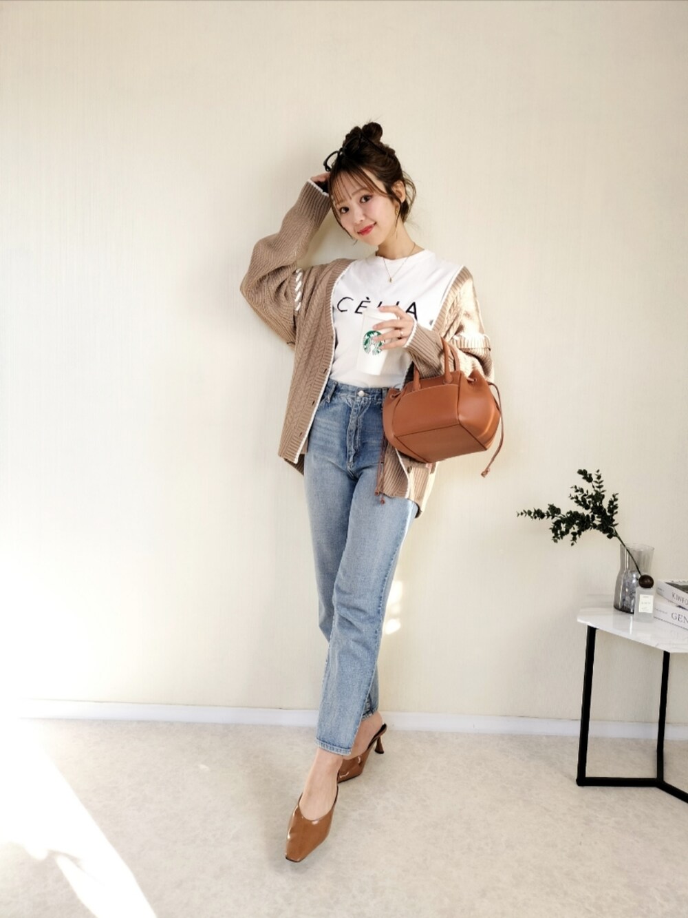 その他のTシャツ/カットソー、ブラウン系のカーディガン/ボレロを着用したレディースの冬コーディネートの2枚目の写真