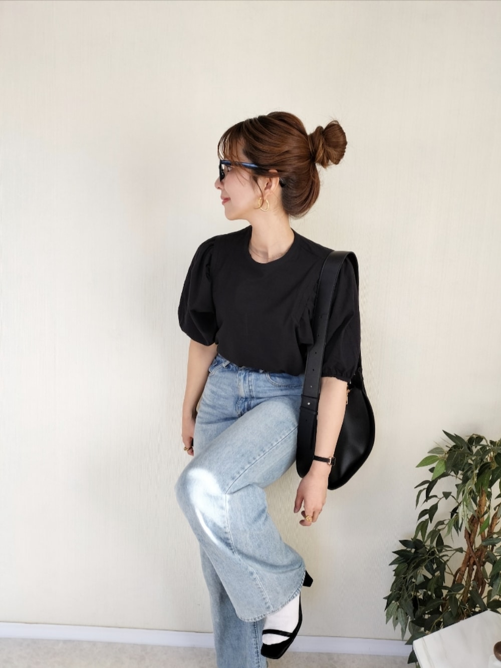 ブラック系のシャツ/ブラウスを着用したレディースの春コーディネートの4枚目の写真