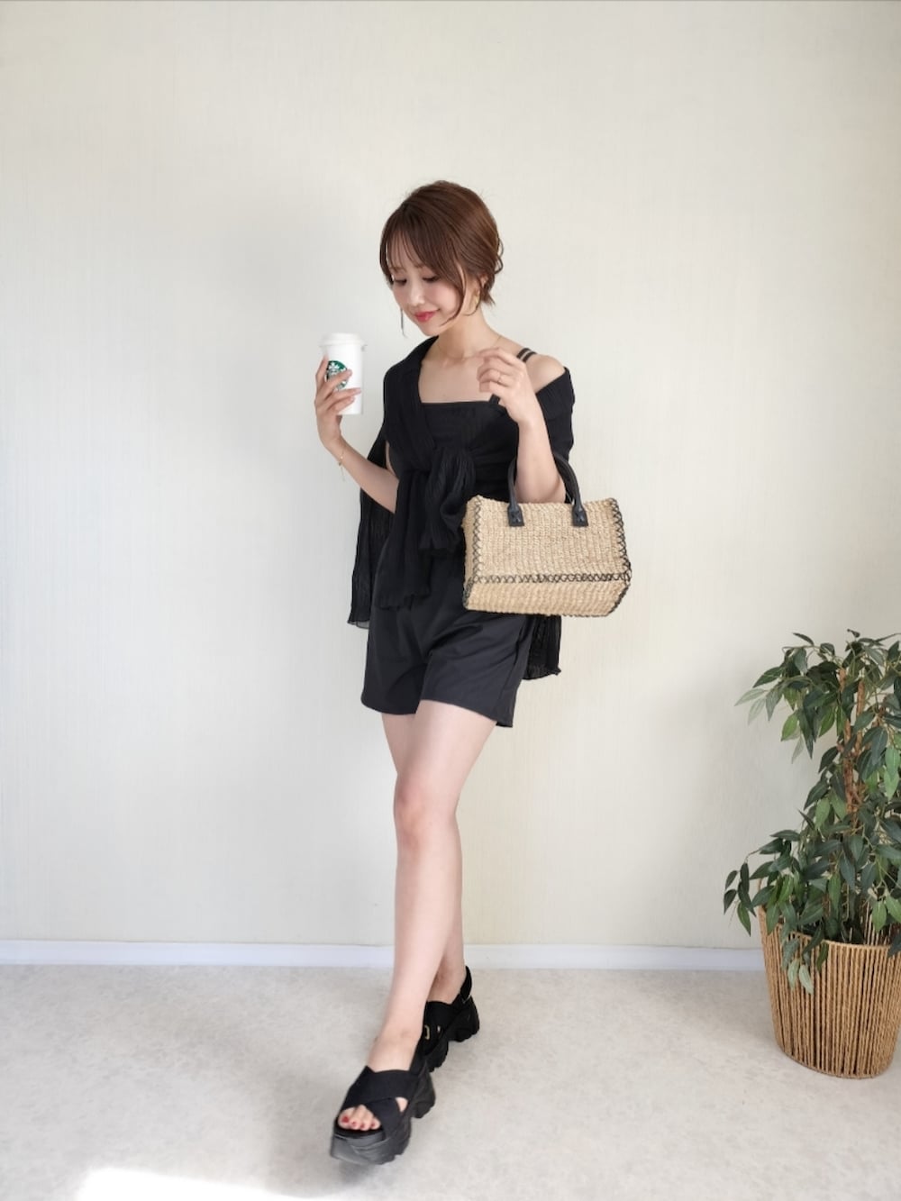 ブラック系の水着を着用したレディースの夏コーディネートの3枚目の写真