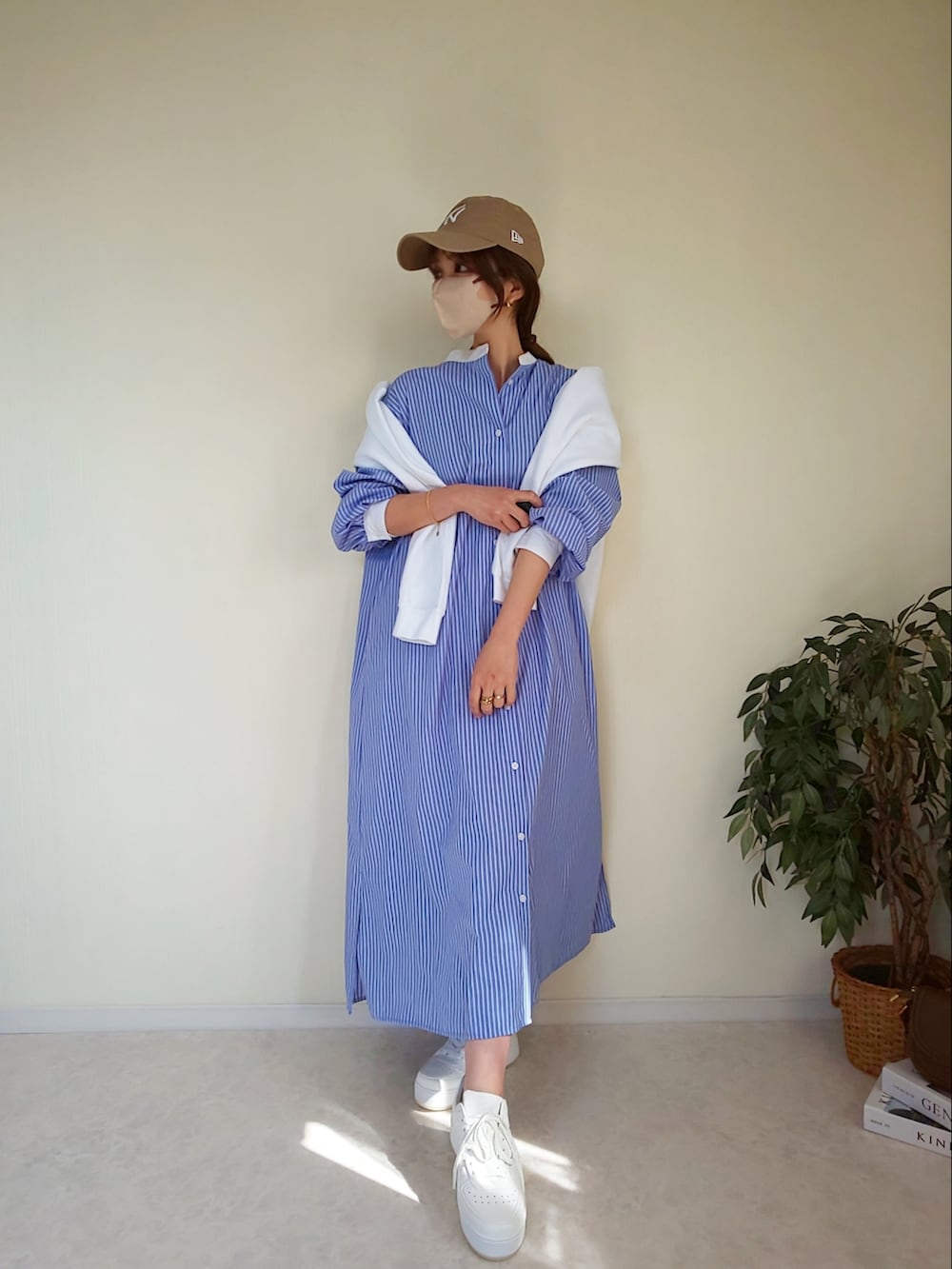 ホワイト系のスウェット、ホワイト系のスニーカーを着用したレディースの春コーディネートの4枚目の写真