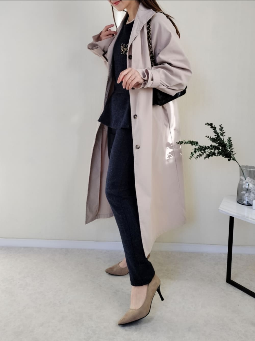 ブルー系のスーツセットを着用したレディースの冬コーディネートの3枚目の写真