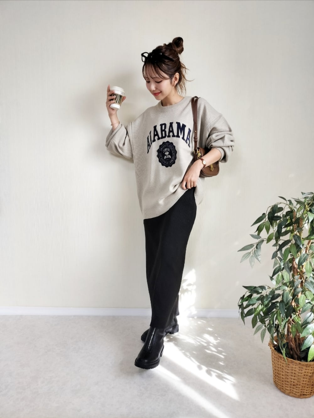 ベージュ系のニット/セーターを着用したレディースの秋コーディネートの4枚目の写真