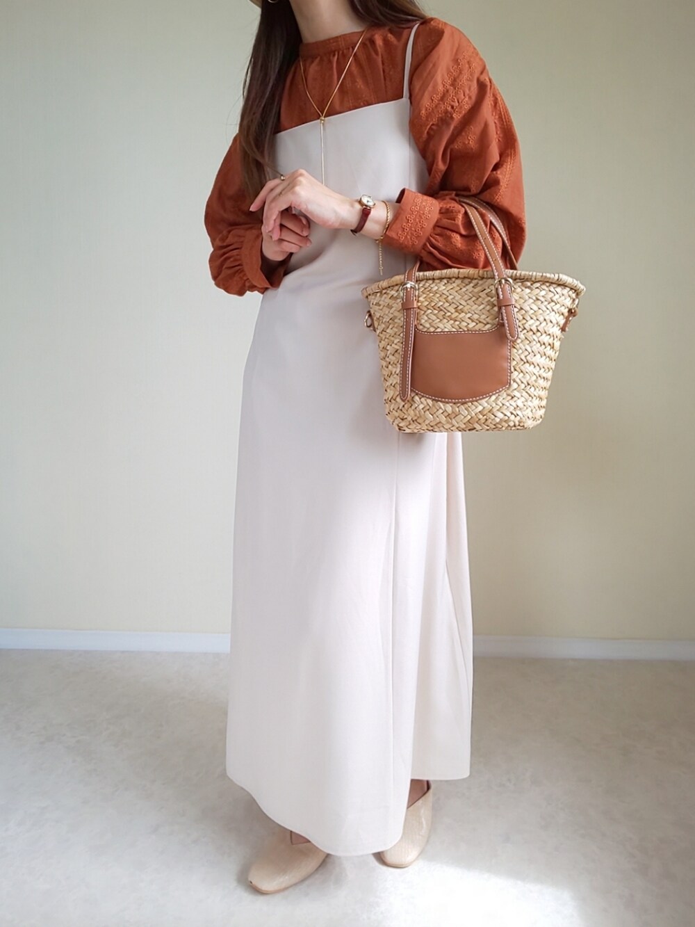ブラウン系のシャツ/ブラウス、ホワイト系のワンピースを着用したレディースの夏コーディネートの4枚目の写真