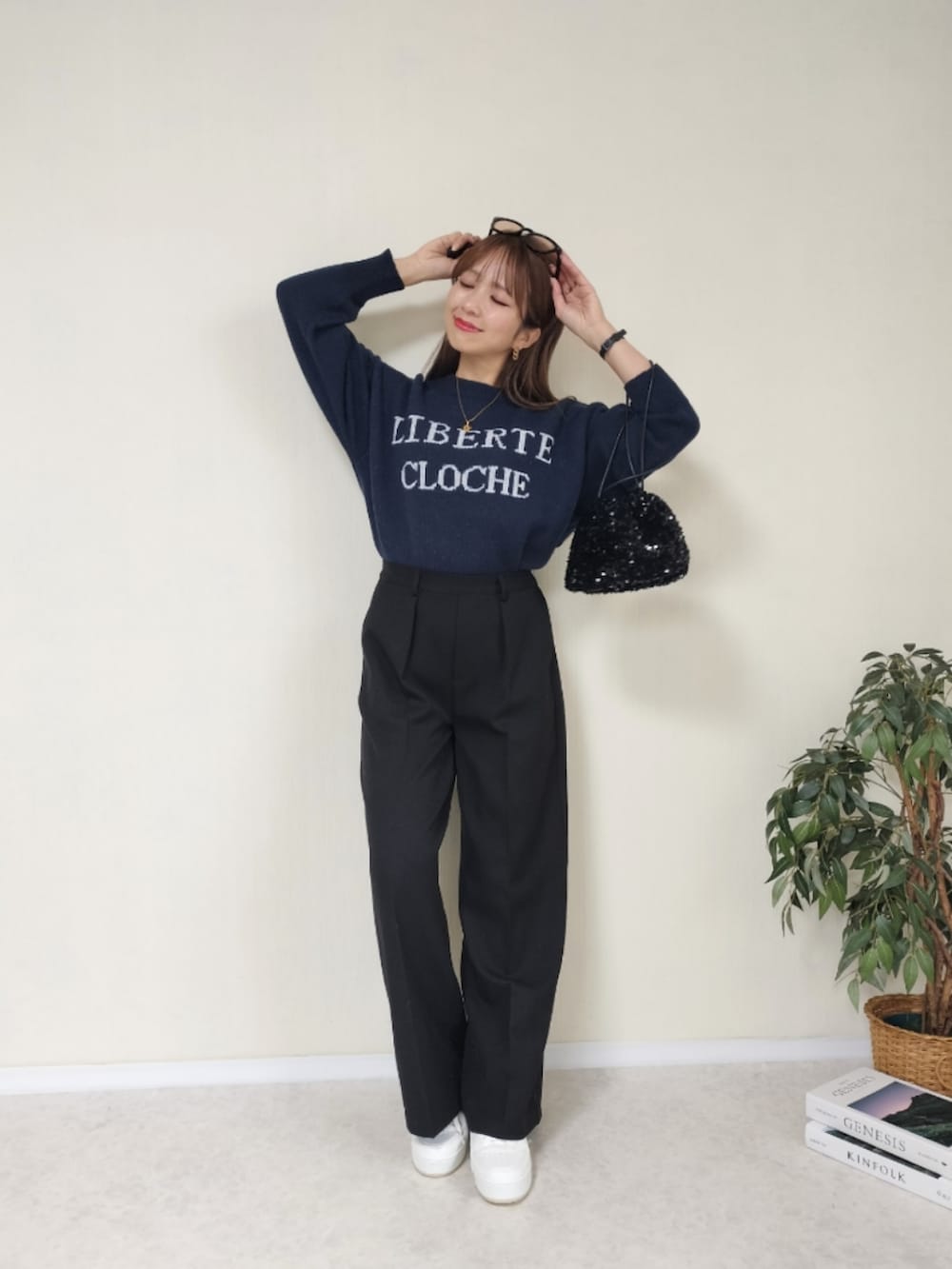 ブルー系のニット/セーター、ブラック系のショルダーバッグを着用したレディースの冬コーディネートの3枚目の写真