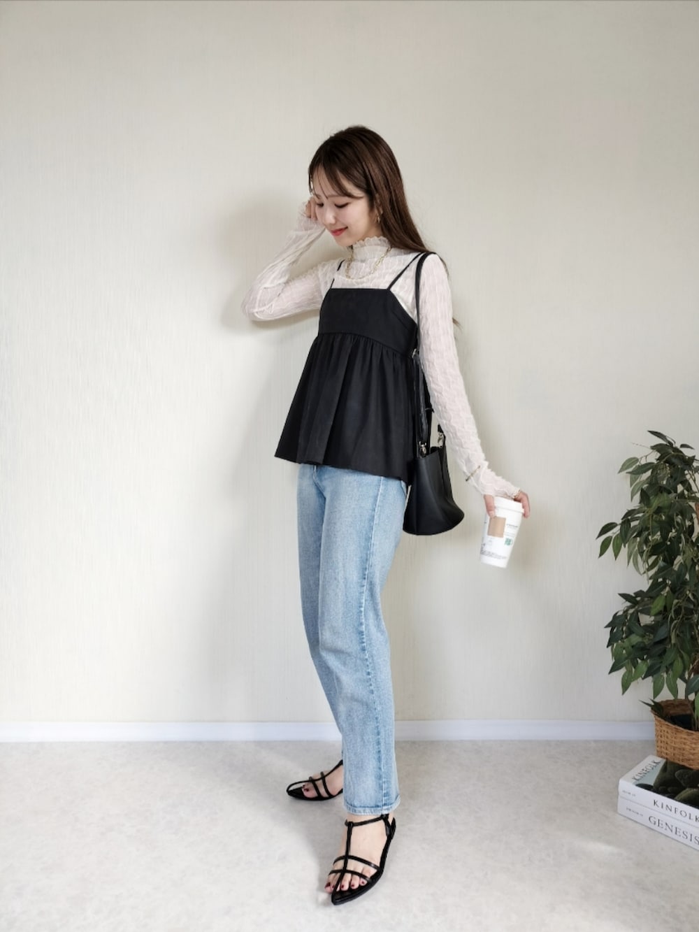 ブラック系のキャミソール、ホワイト系のTシャツ/カットソーを着用したレディースの秋コーディネートの2枚目の写真