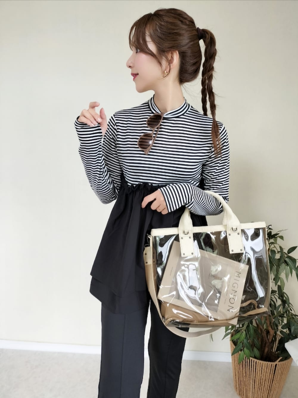 ベージュ系のトートバッグ、その他のラッシュガードを着用したレディースの夏コーディネートの2枚目の写真