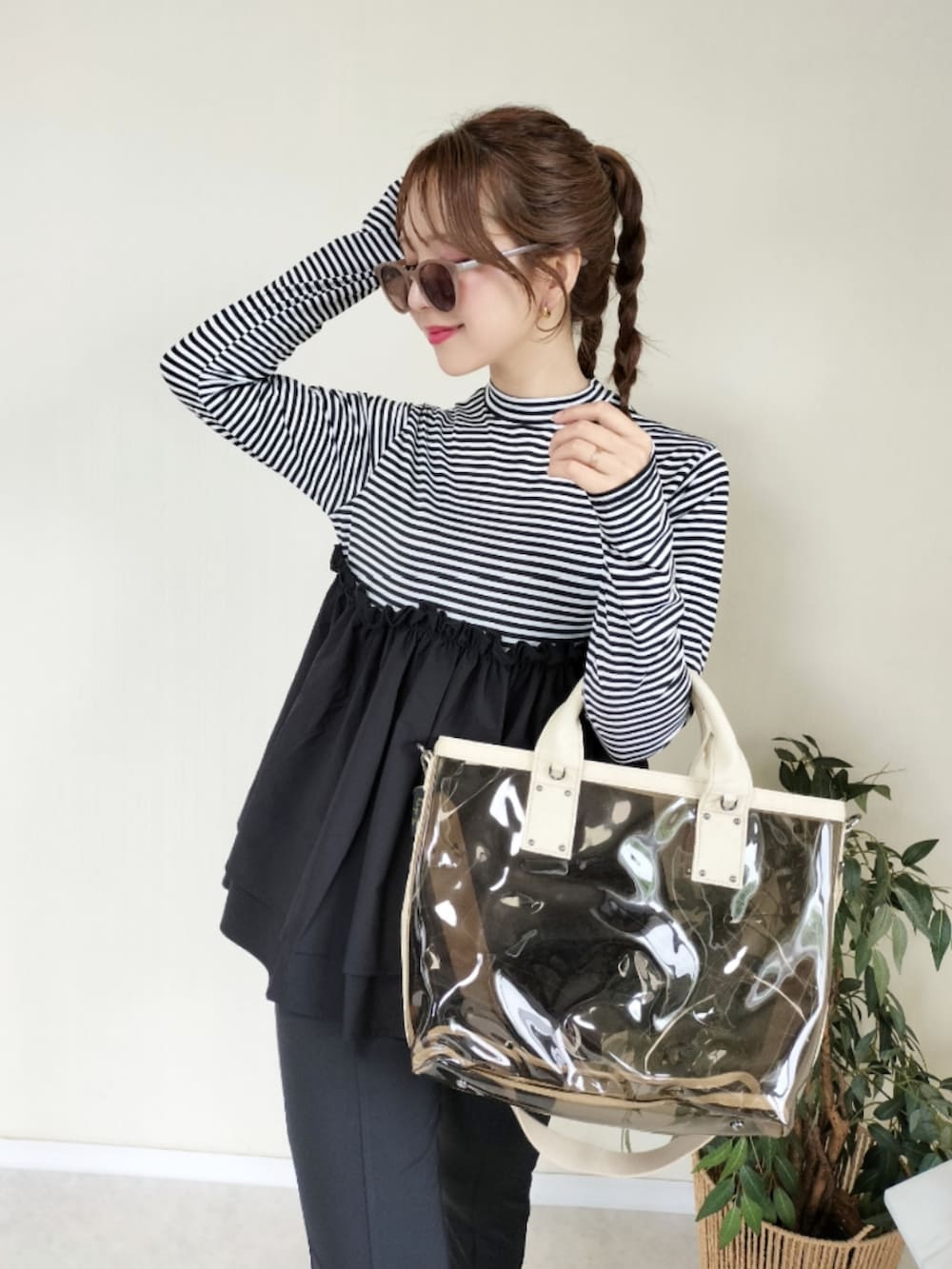 ベージュ系のトートバッグ、その他のラッシュガードを着用したレディースの夏コーディネートの4枚目の写真