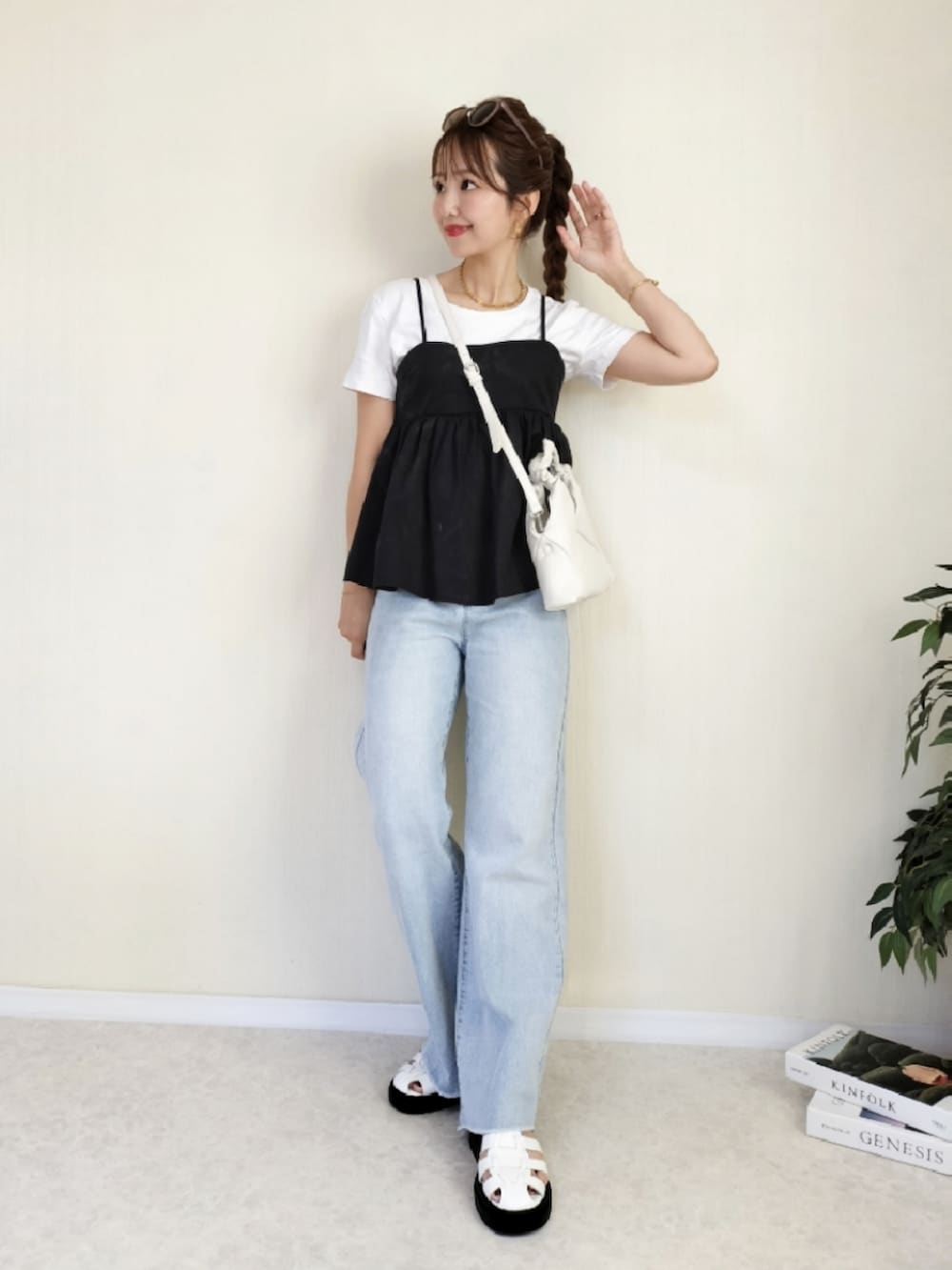 ホワイト系のショルダーバッグ、ブラック系のキャミソールを着用したレディースの夏コーディネートの2枚目の写真