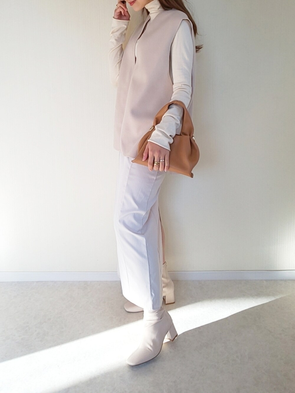 ベージュ系のベスト、ベージュ系のニット/セーター、ゴールド系のリングを着用したレディースの冬コーディネートの2枚目の写真