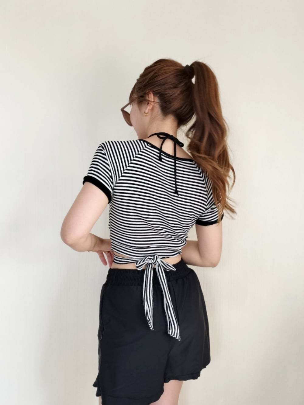 ベージュ系のトートバッグ、ブラック系の水着を着用したレディースの春コーディネートの2枚目の写真