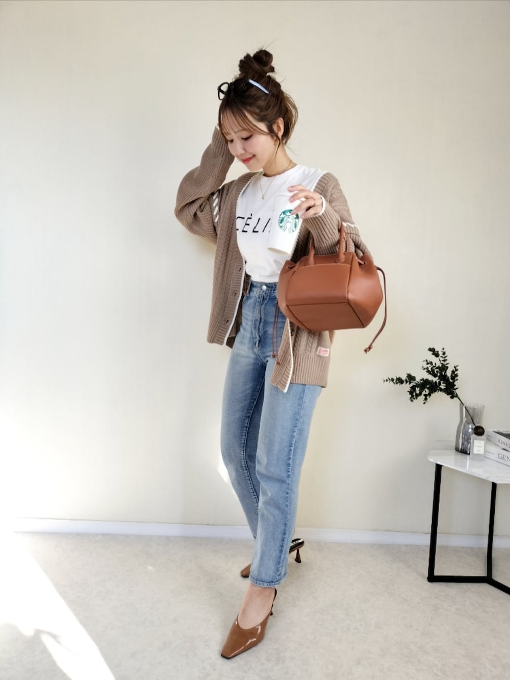 その他のTシャツ/カットソー、ブラウン系のカーディガン/ボレロを着用したレディースの冬コーディネートの5枚目の写真