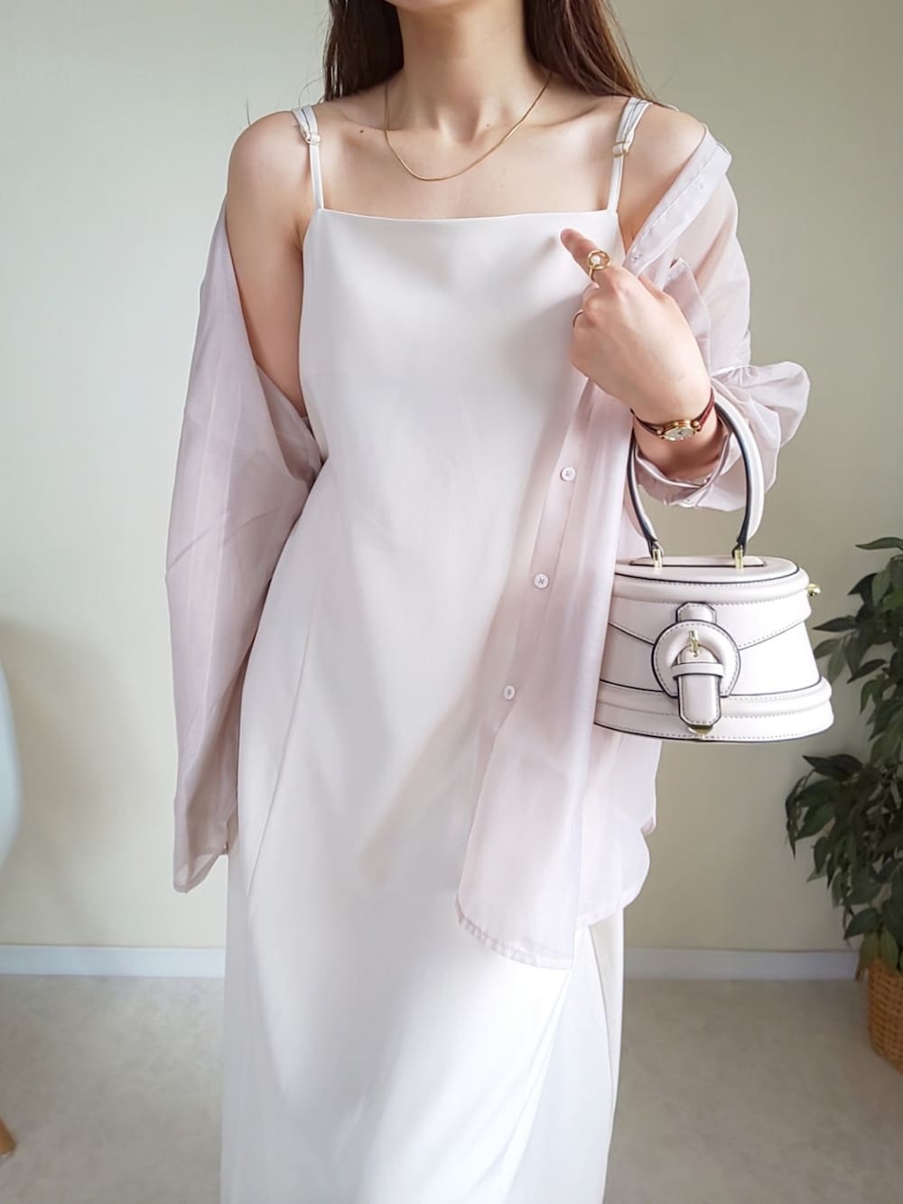 ホワイト系のワンピース、ベージュ系のシャツ/ブラウスを着用したレディースの夏コーディネートの2枚目の写真