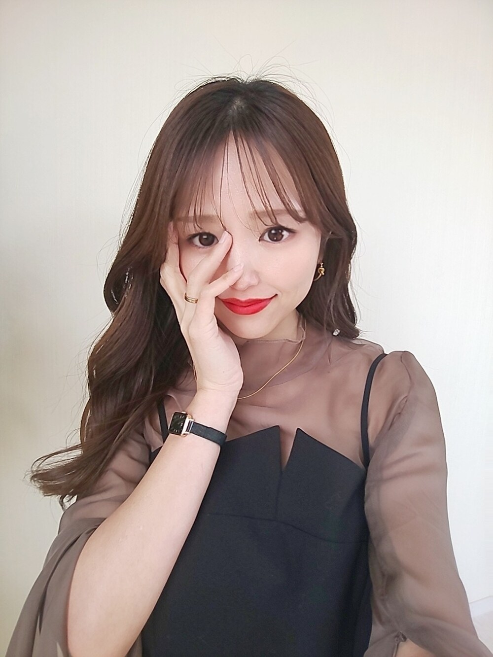 ブラウン系のシャツ/ブラウス、ブラック系のワンピースを着用したレディースの春コーディネートの4枚目の写真