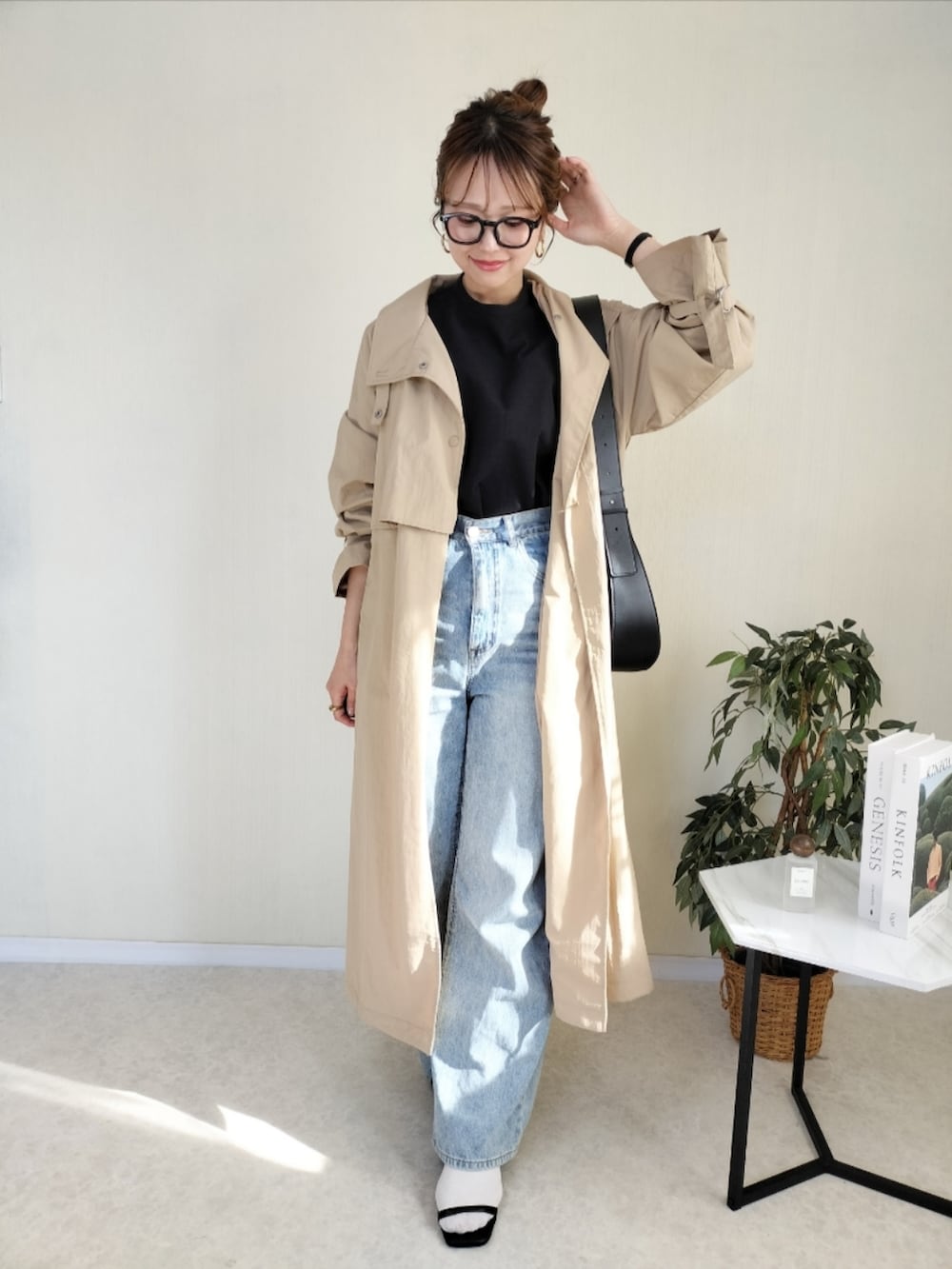 ブラック系のシャツ/ブラウスを着用したレディースの春コーディネートの3枚目の写真