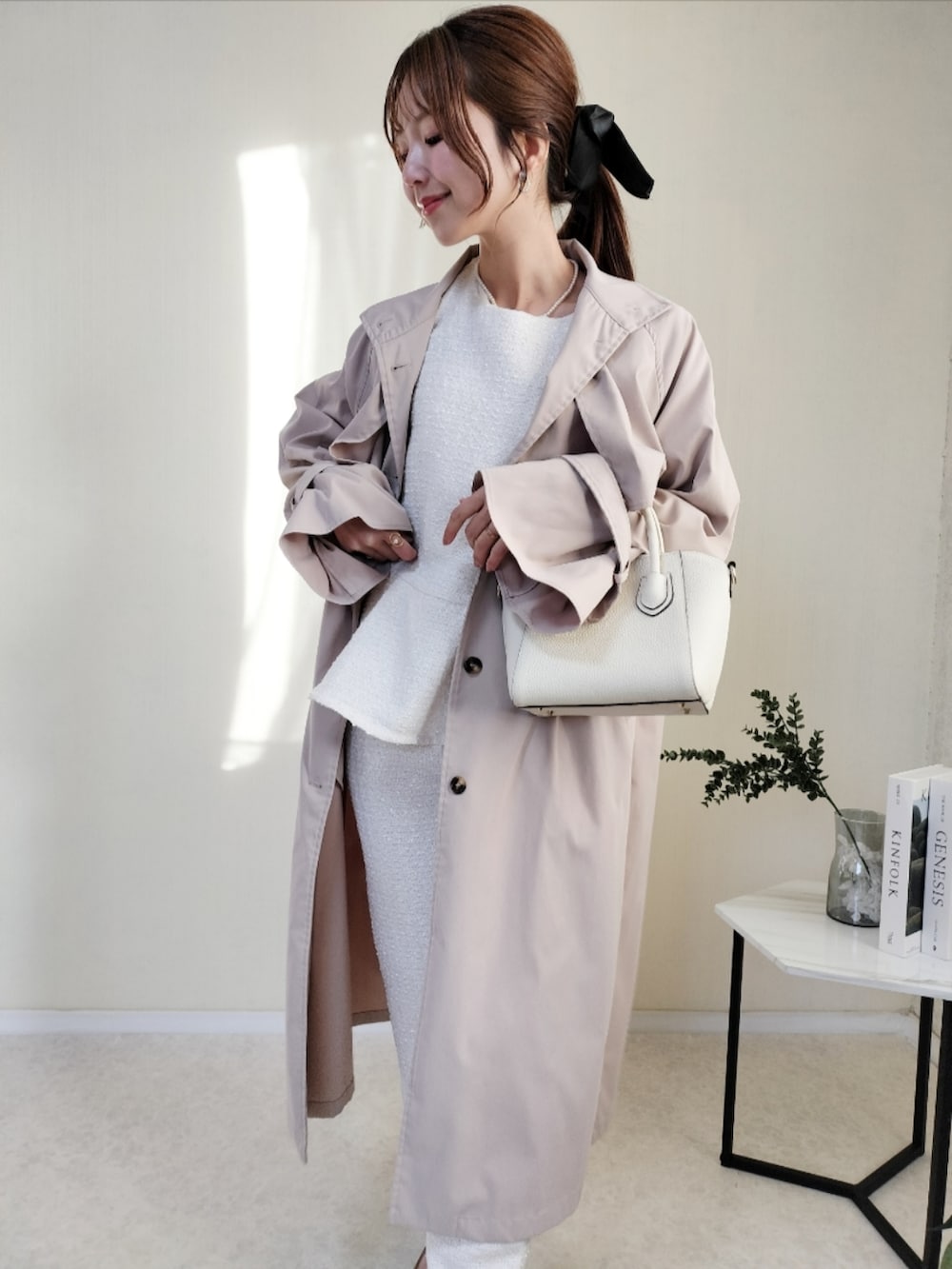 その他のハンドバッグ、ホワイト系のスーツセットを着用したレディースの冬コーディネートの2枚目の写真