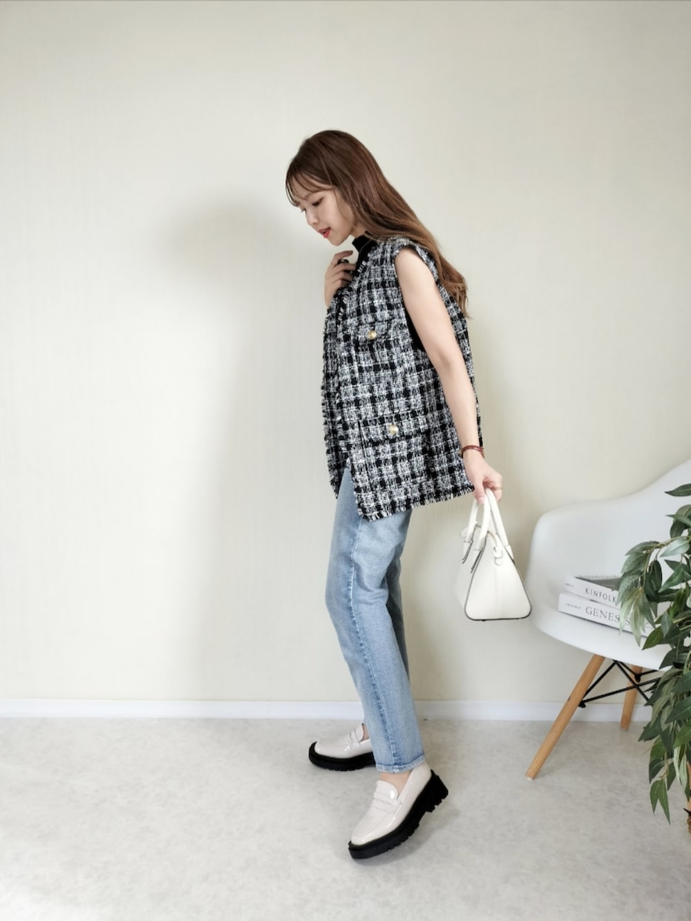 ブラック系のベスト、その他のハンドバッグを着用したレディースの秋コーディネートの2枚目の写真