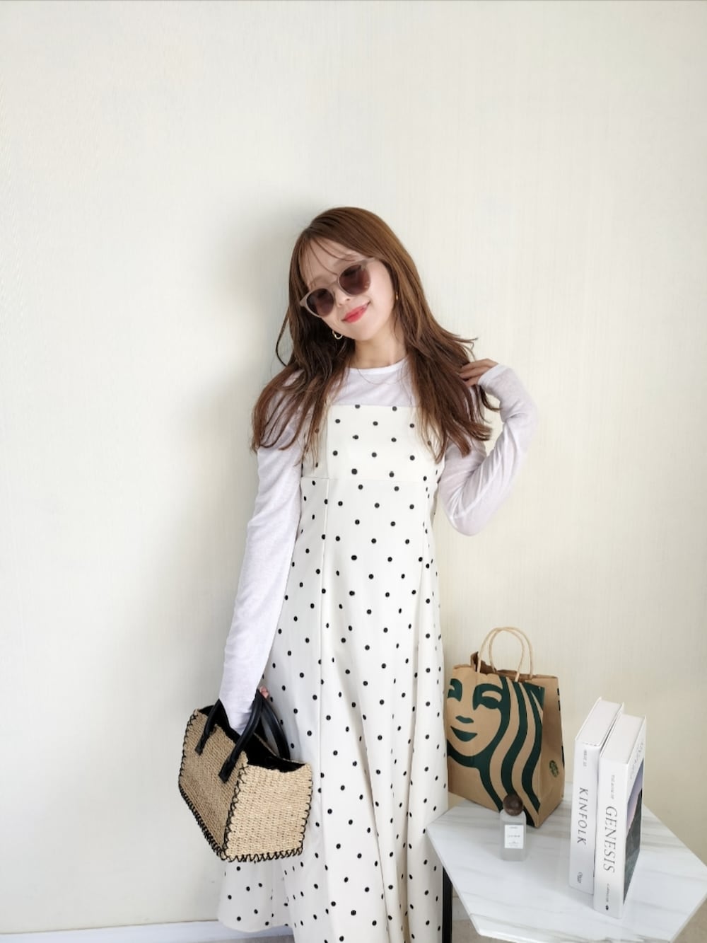 ホワイト系のワンピース、ベージュ系のかごバッグを着用したレディースの夏コーディネートの2枚目の写真