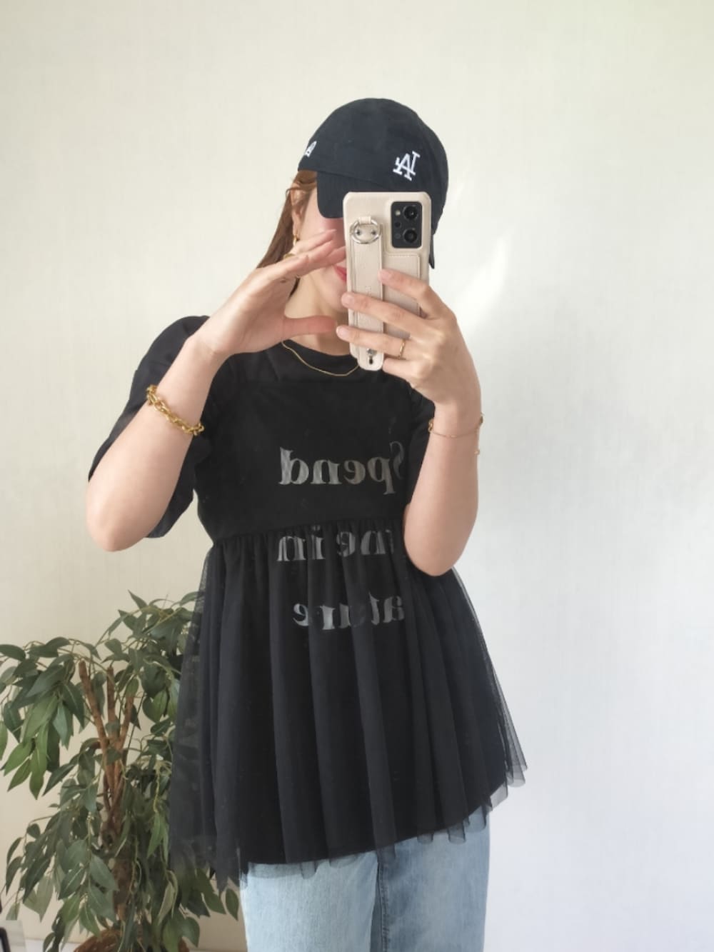 ブラック系のキャミソールを着用したレディースの春コーディネートの4枚目の写真