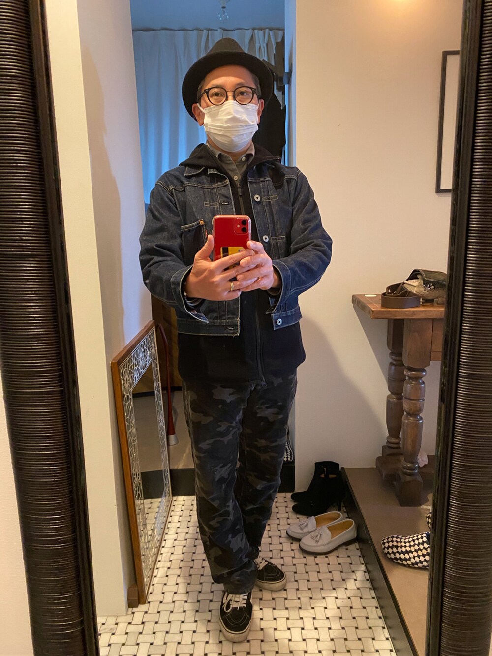 グレー系のシャツ/ブラウス、ブラック系のパーカー、ブルー系のデニムジャケットを着用したメンズの春コーディネートの2枚目の写真