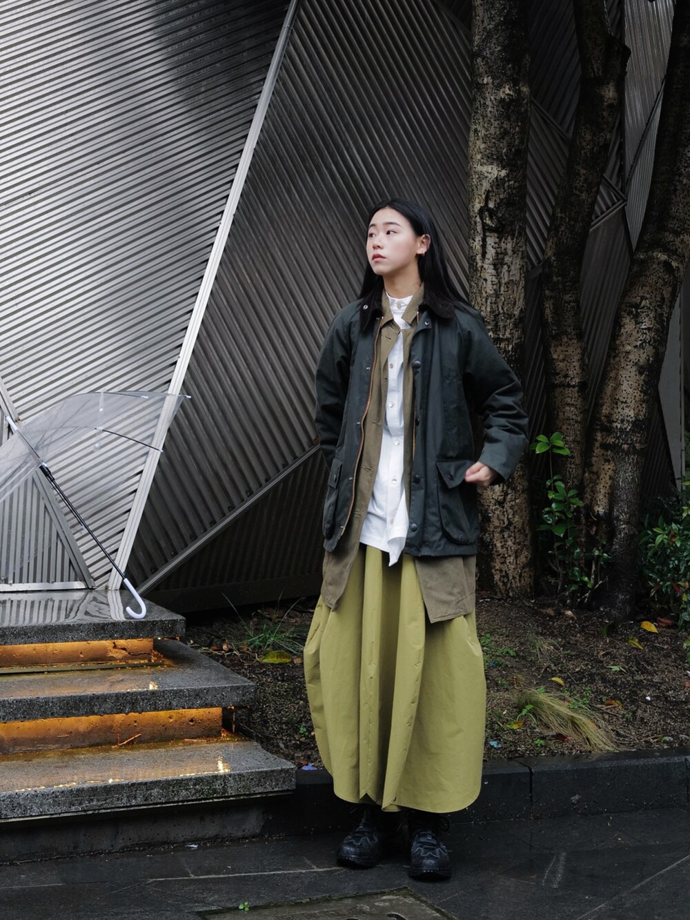 グリーン系のトップス、グリーン系のトップス、ホワイト系のシャツ/ブラウスを着用したレディースの春コーディネートの4枚目の写真