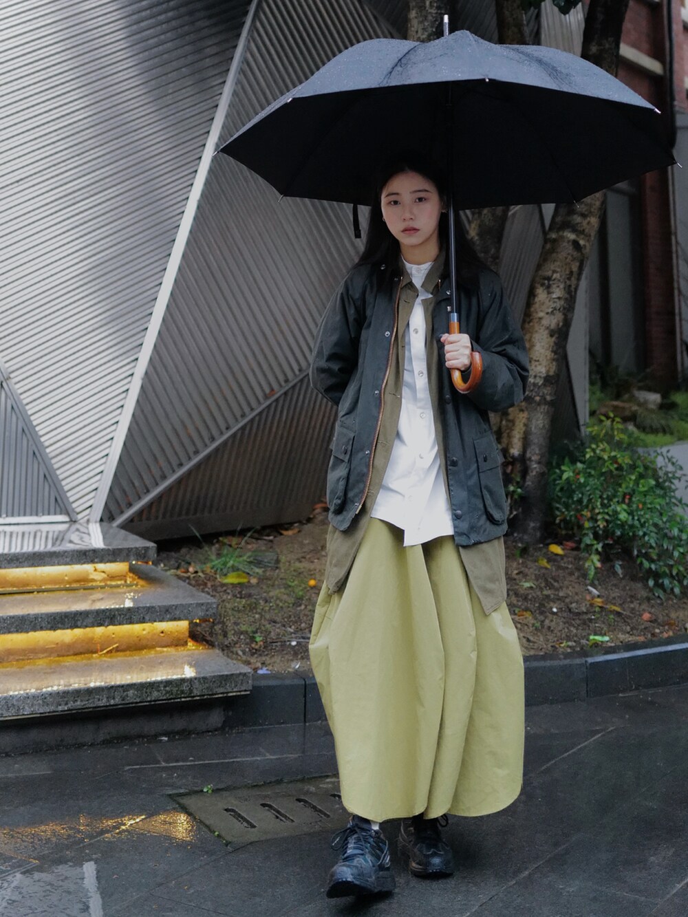 グリーン系のトップス、グリーン系のトップス、ホワイト系のシャツ/ブラウスを着用したレディースの春コーディネートの2枚目の写真