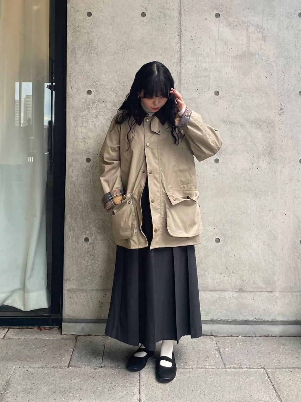 ブラック系のバレエシューズ、ホワイト系のTシャツ/カットソー、ベージュ系のその他アウターを着用したレディースの秋コーディネートの2枚目の写真