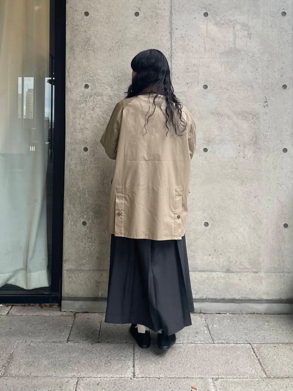 ブラック系のバレエシューズ、ホワイト系のTシャツ/カットソー、ベージュ系のその他アウターを着用したレディースの秋コーディネートの3枚目の写真