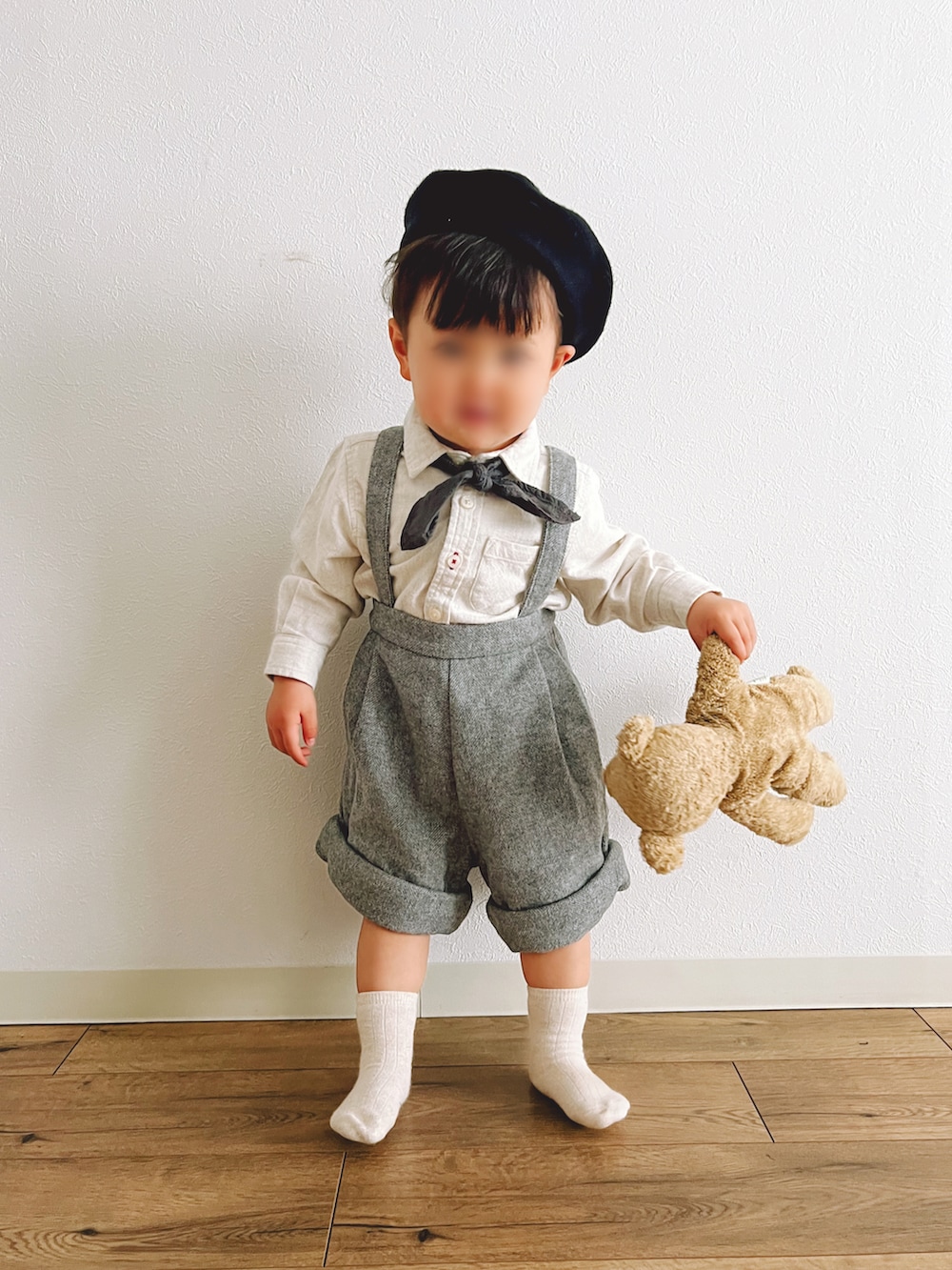 ホワイト系のシャツ/ブラウス、グレー系のその他パンツ、ブラック系のシャツ/ブラウスを着用したキッズの春コーディネートの2枚目の写真