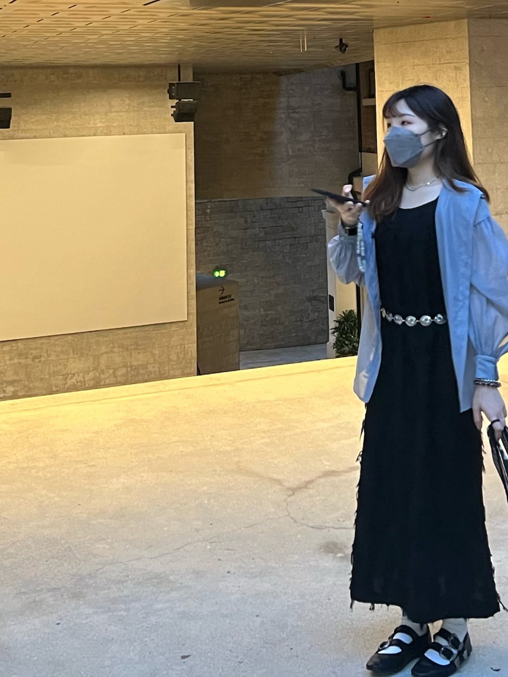 ブルー系のシャツ/ブラウス、ブラック系のシューズを着用したレディースの秋コーディネートの2枚目の写真