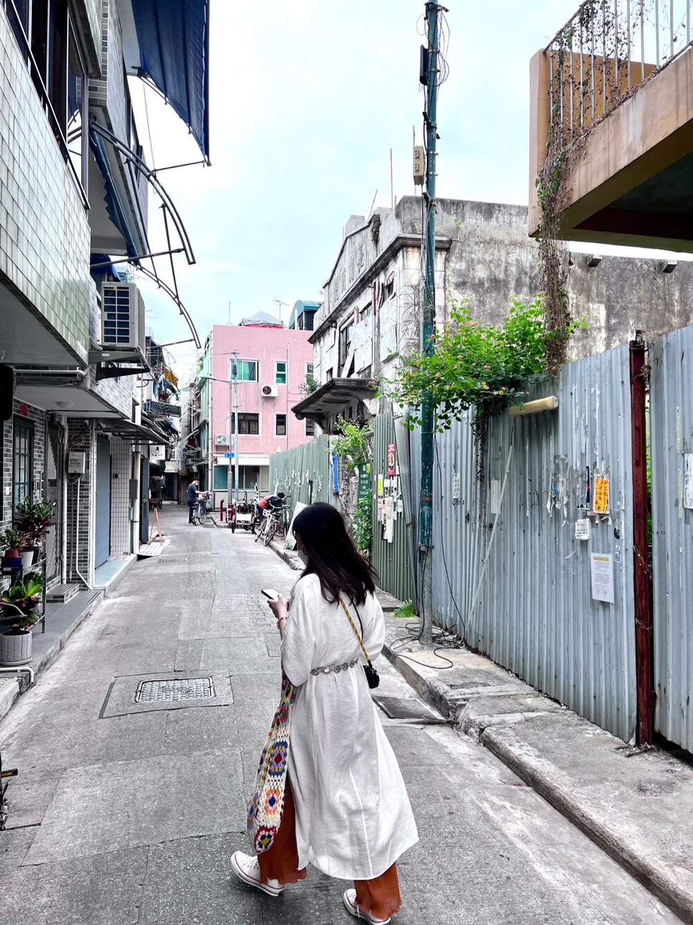 オレンジ系のチノパンツ、ベージュ系のシューズ、ベージュ系のトップスを着用したレディースの春コーディネートの3枚目の写真