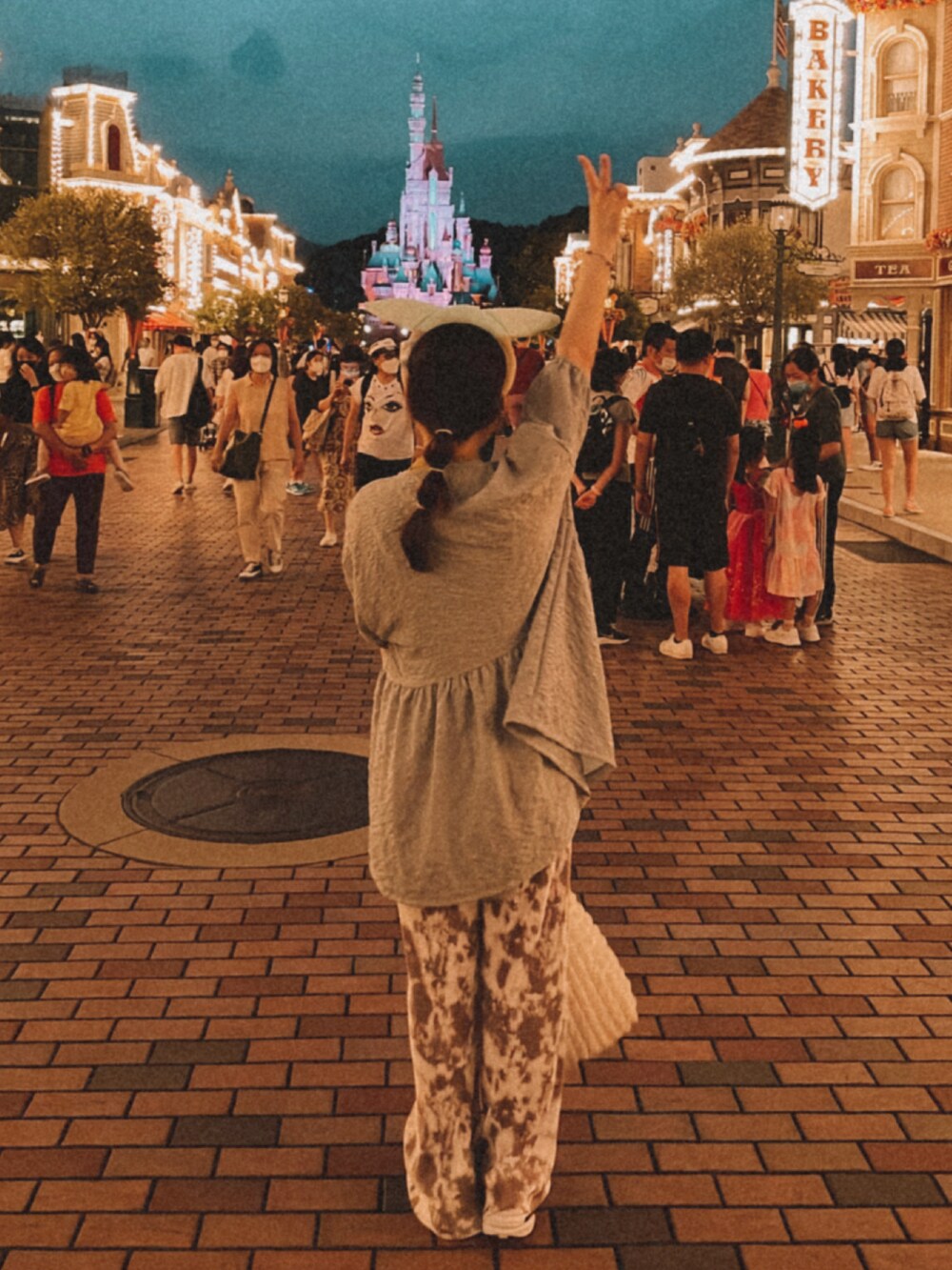 グリーン系のトップスを着用したレディースの秋コーディネートの2枚目の写真