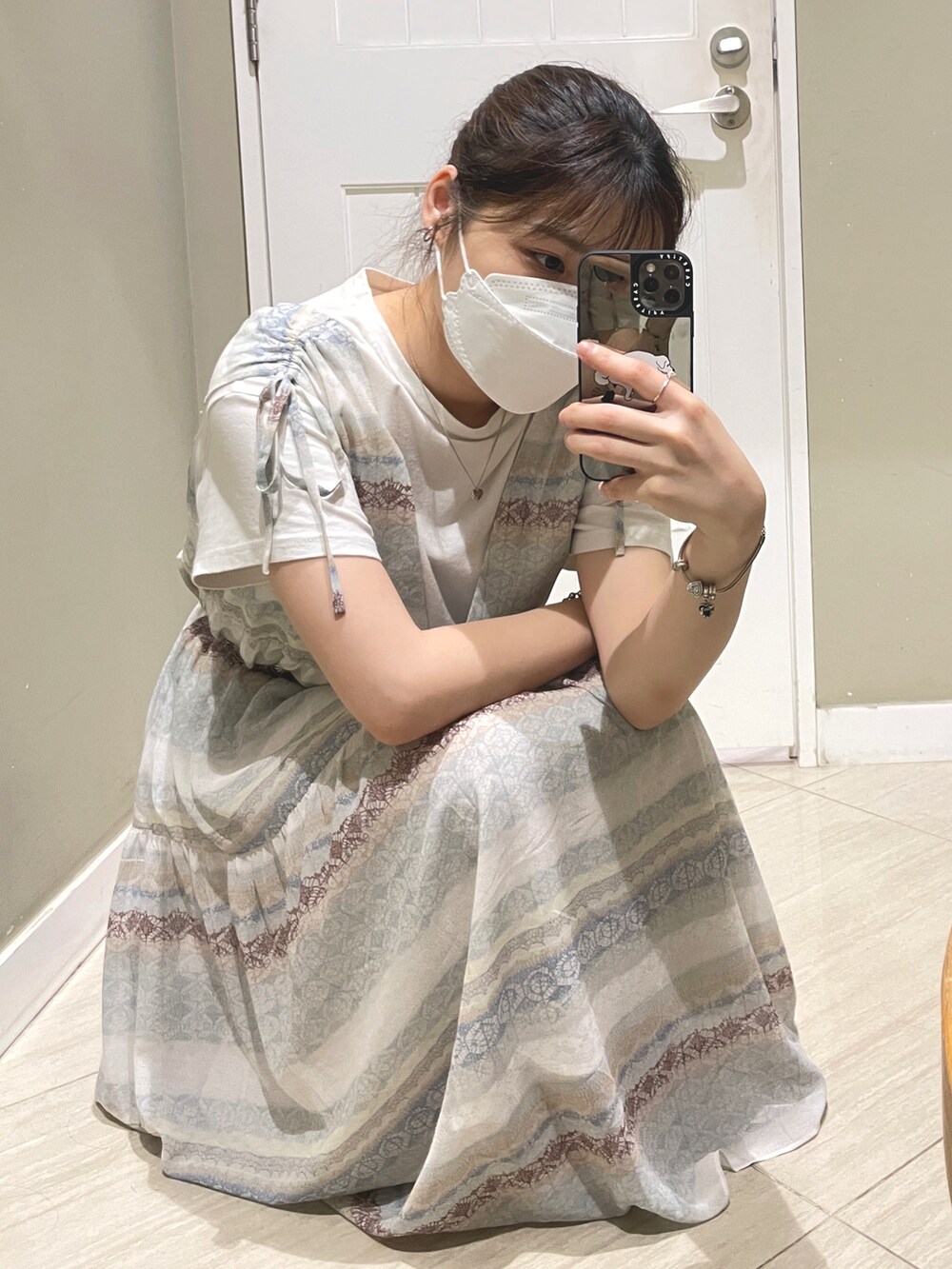 その他のワンピース/ドレス、ホワイト系のTシャツ/カットソー、ベージュ系のシューズを着用したレディースの秋コーディネートの2枚目の写真