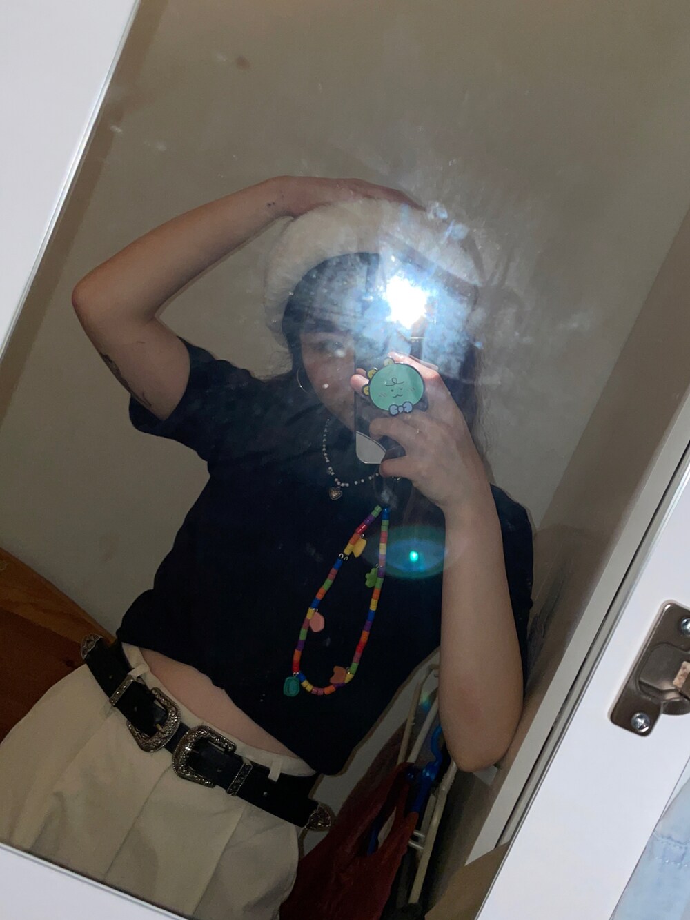 ブラック系のTシャツ/カットソーを着用したレディースの冬コーディネートの2枚目の写真