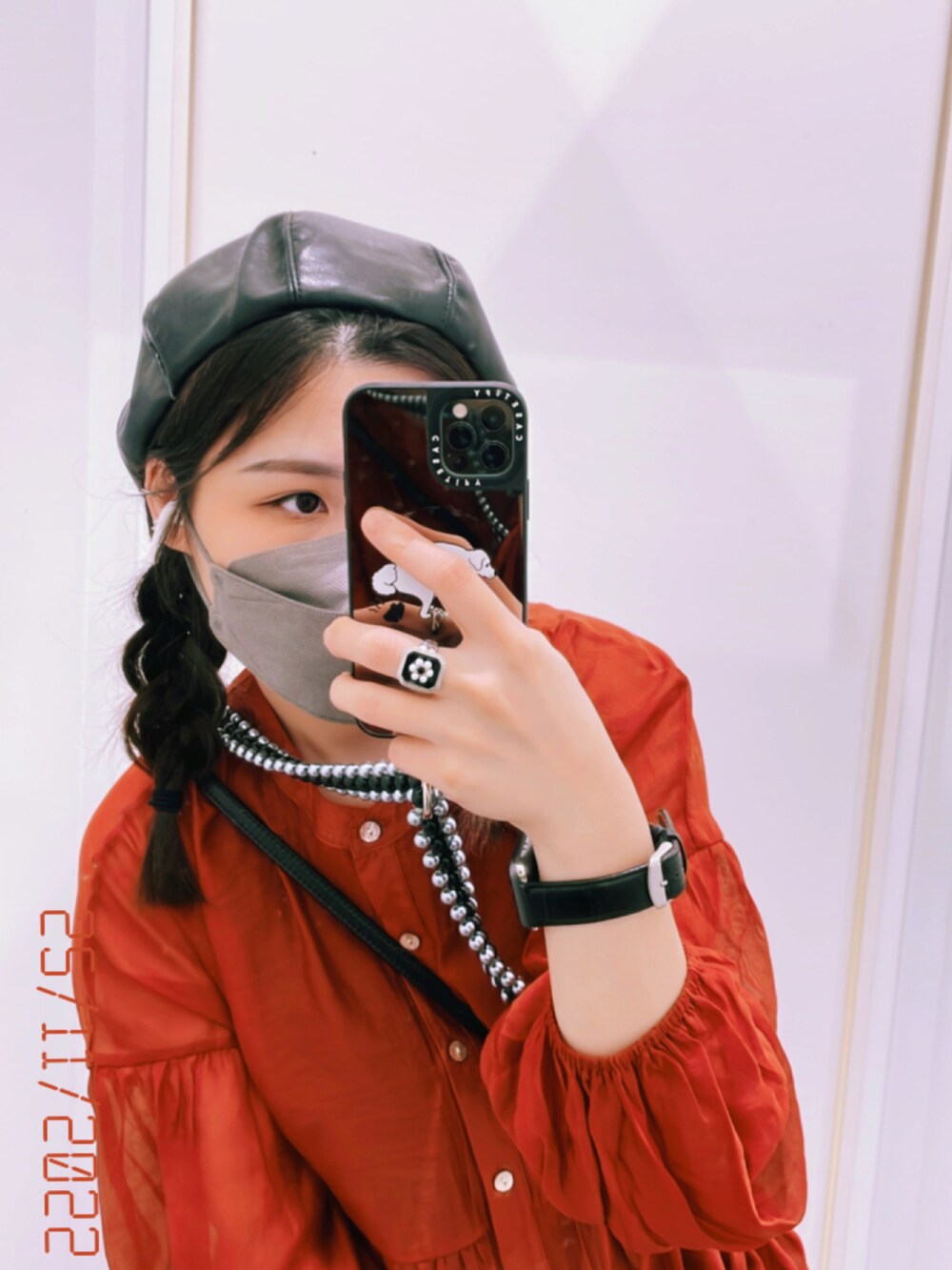 ブルー系のデニムパンツを着用したレディースの冬コーディネートの2枚目の写真